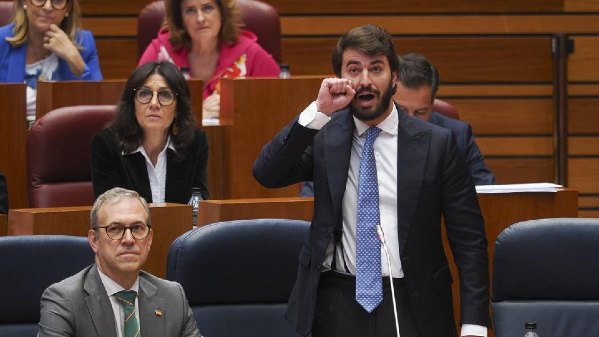 El vicepresidente de la Junta de Castilla y León, Juan García-Gallardo, en el momento  en el que aclara que simulaba un lloriqueo