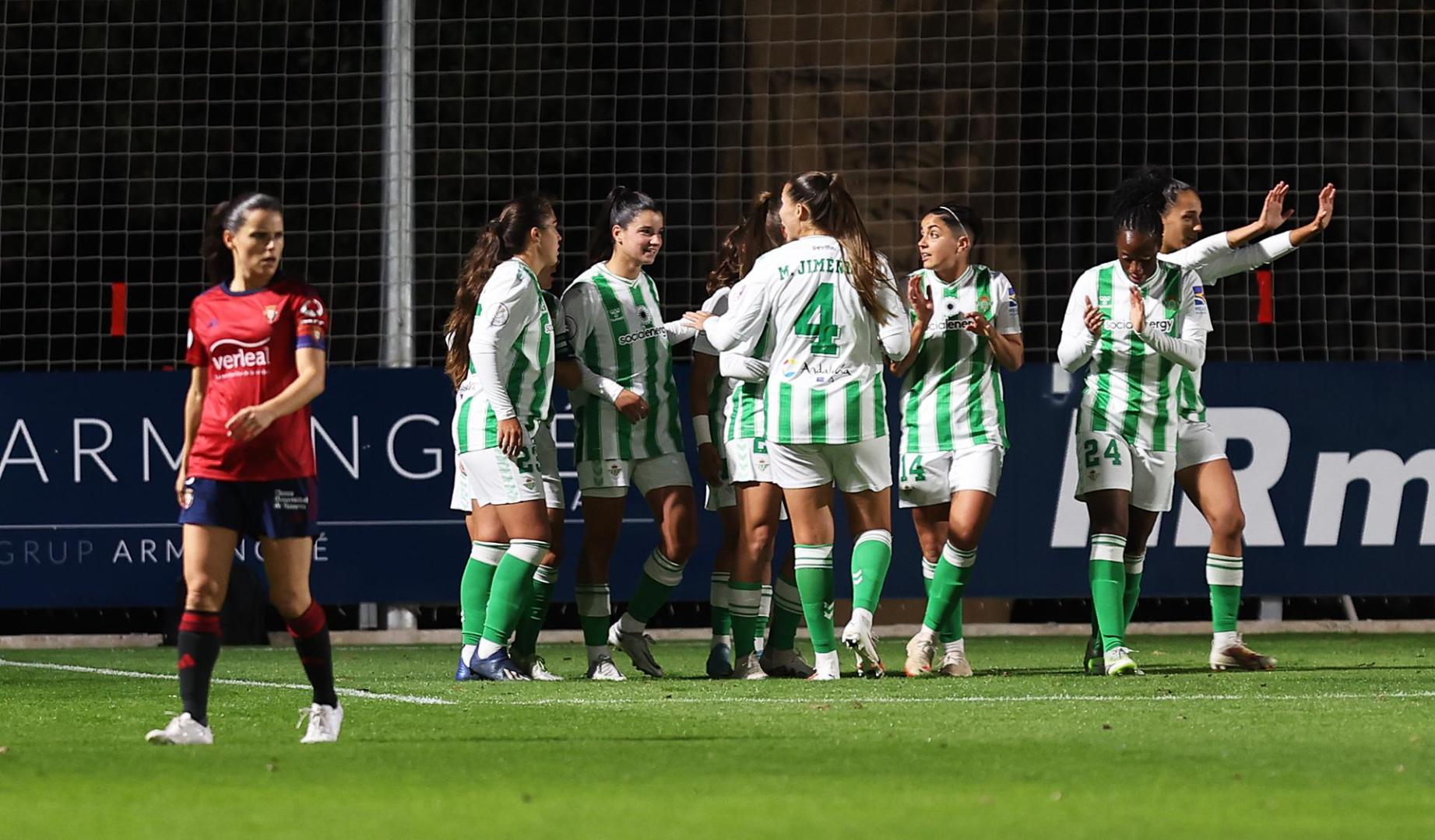 Las jugadoras béticas celebran el 0-1