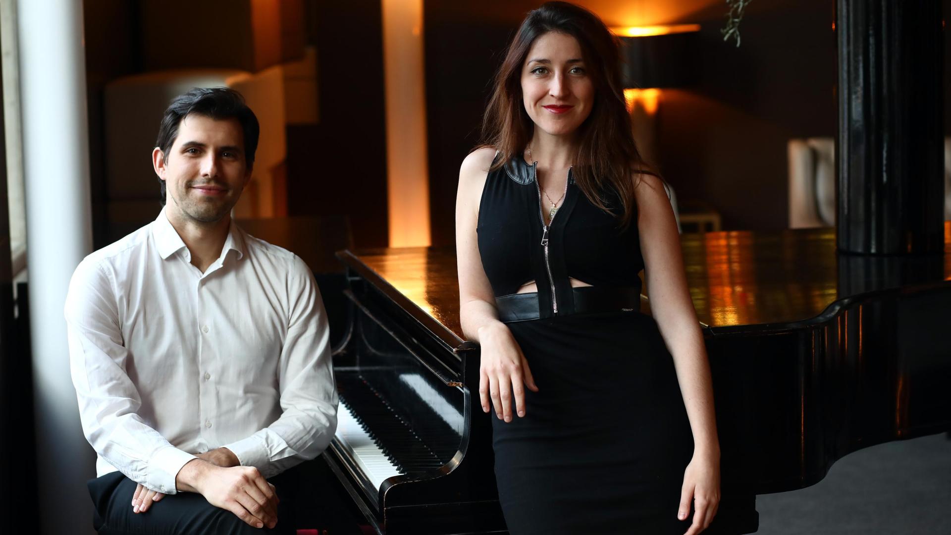 Antón Dolgov y Maite León, posando junto al piano del hotel Tres Reyes de Pamplona