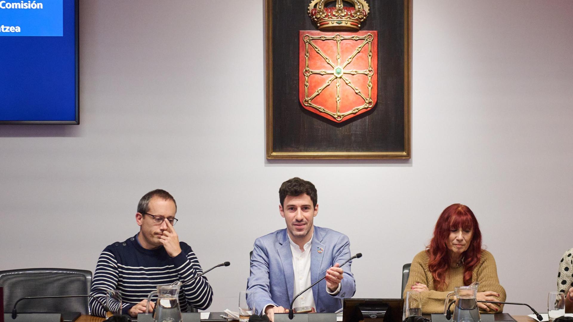 El secretario de la comisión de Peticiones, Mikel Zabaleta; el nuevo presidente Ibai Crespo, del PSN, y la vicepresidenta Maite Nosti, de Vox.