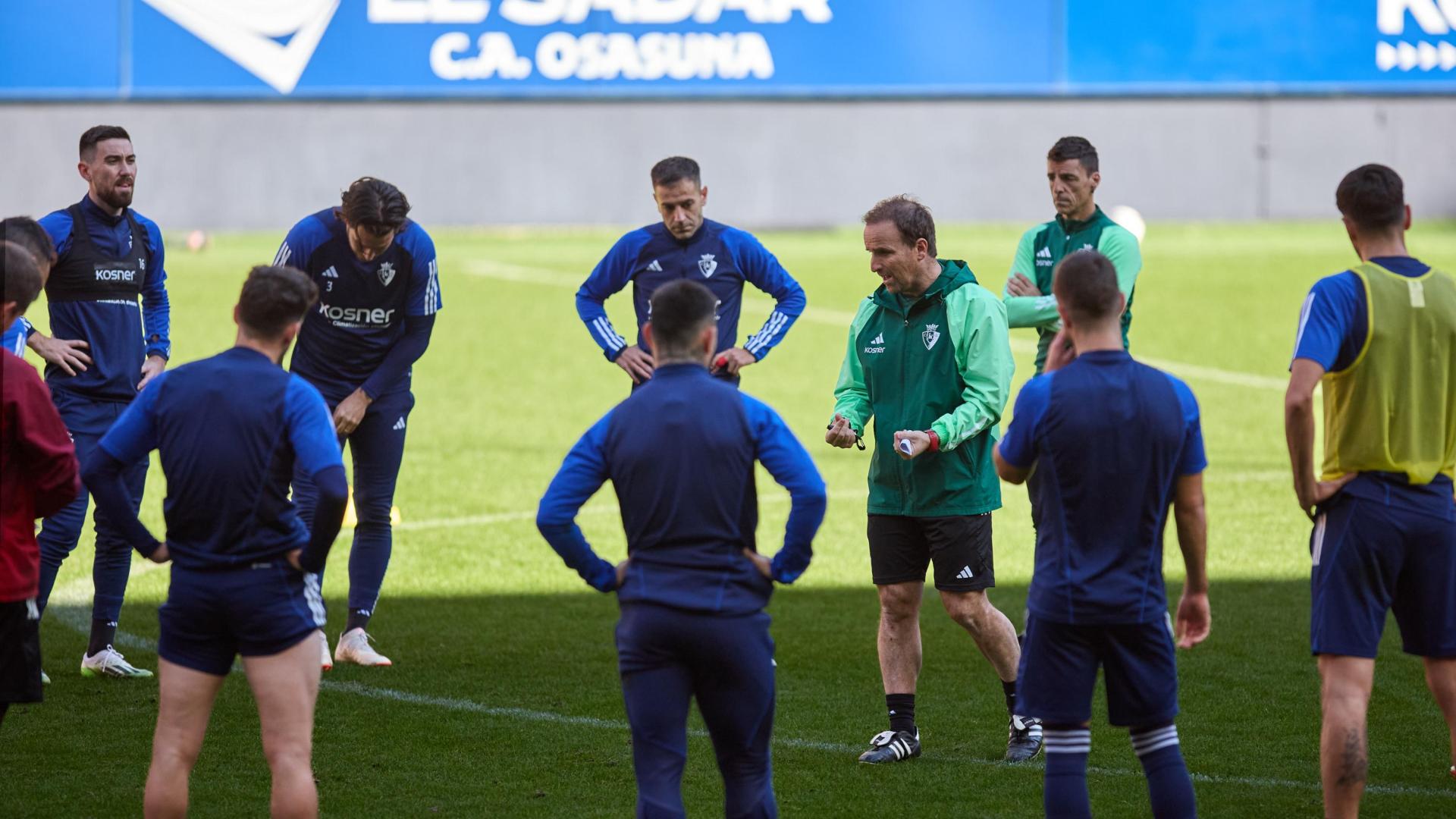 Jagoba Arrasate se dirige a sus jugadores en el entrenamiento de ayer celebrado en El Sadar