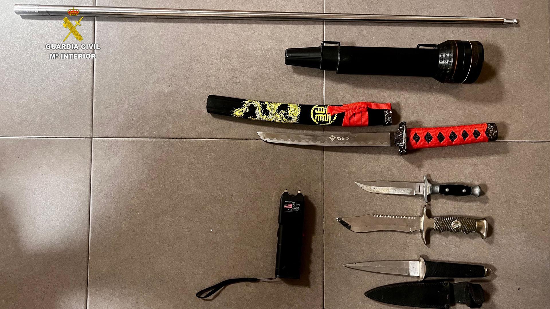 Detienen por violencia machista a un hombre con un arsenal de armas prohibido en casa