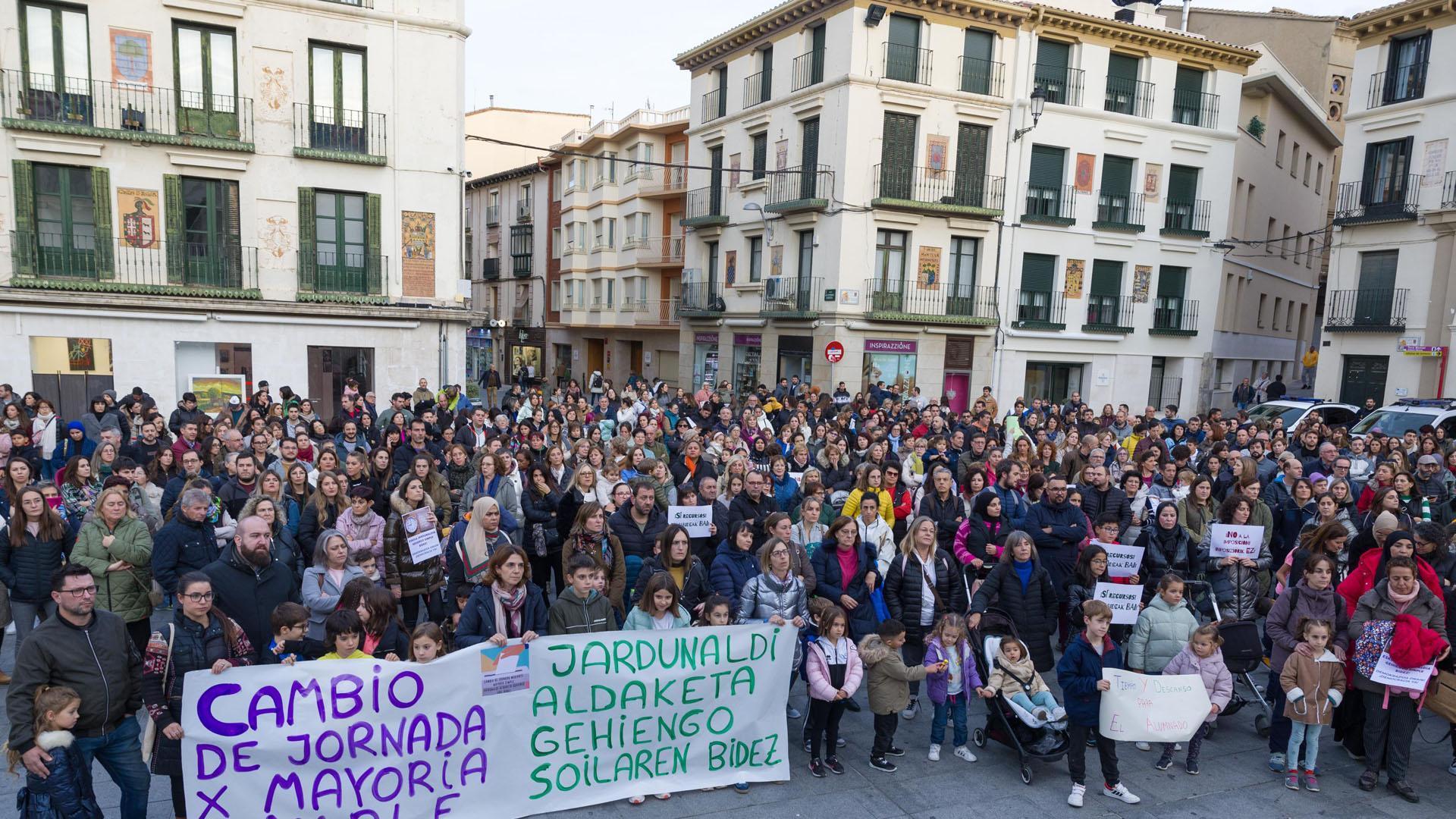 Profesores y familias se agruparon en la Plaza de los Fueros de Tudela