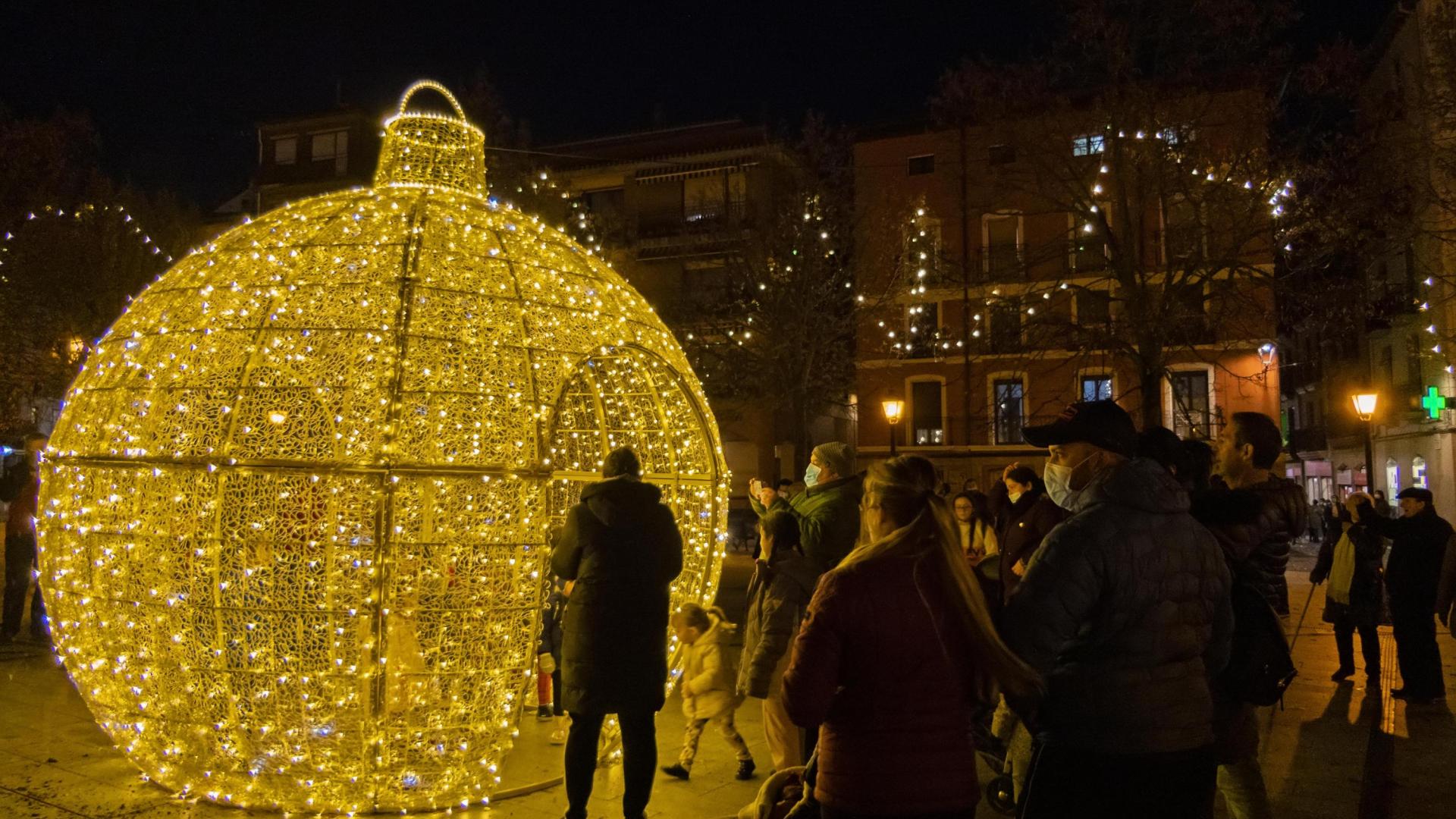 La bola transitable de Navidad que entusiasmó en la plaza de Santiago
