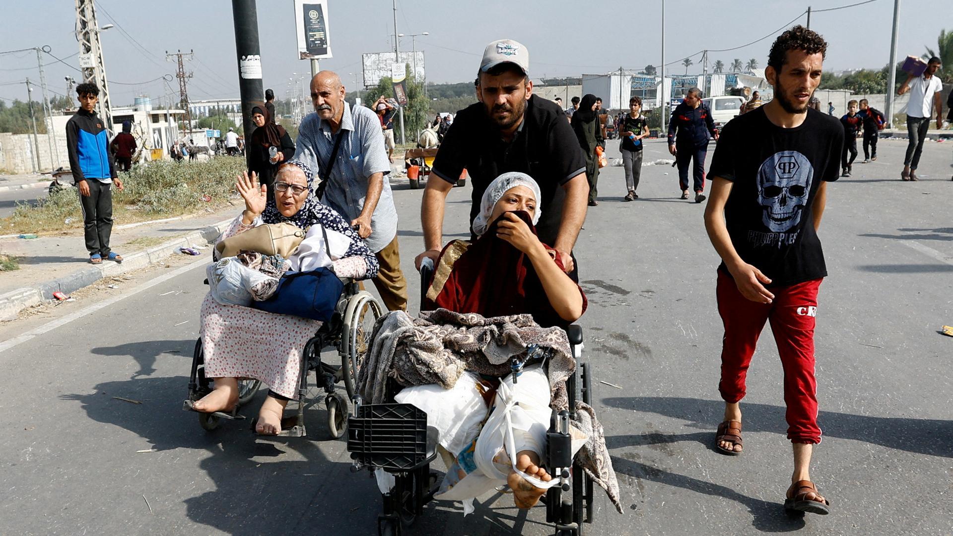 Mujeres palestinas heridas huyen tras el ataque al centro médico Al Shifa