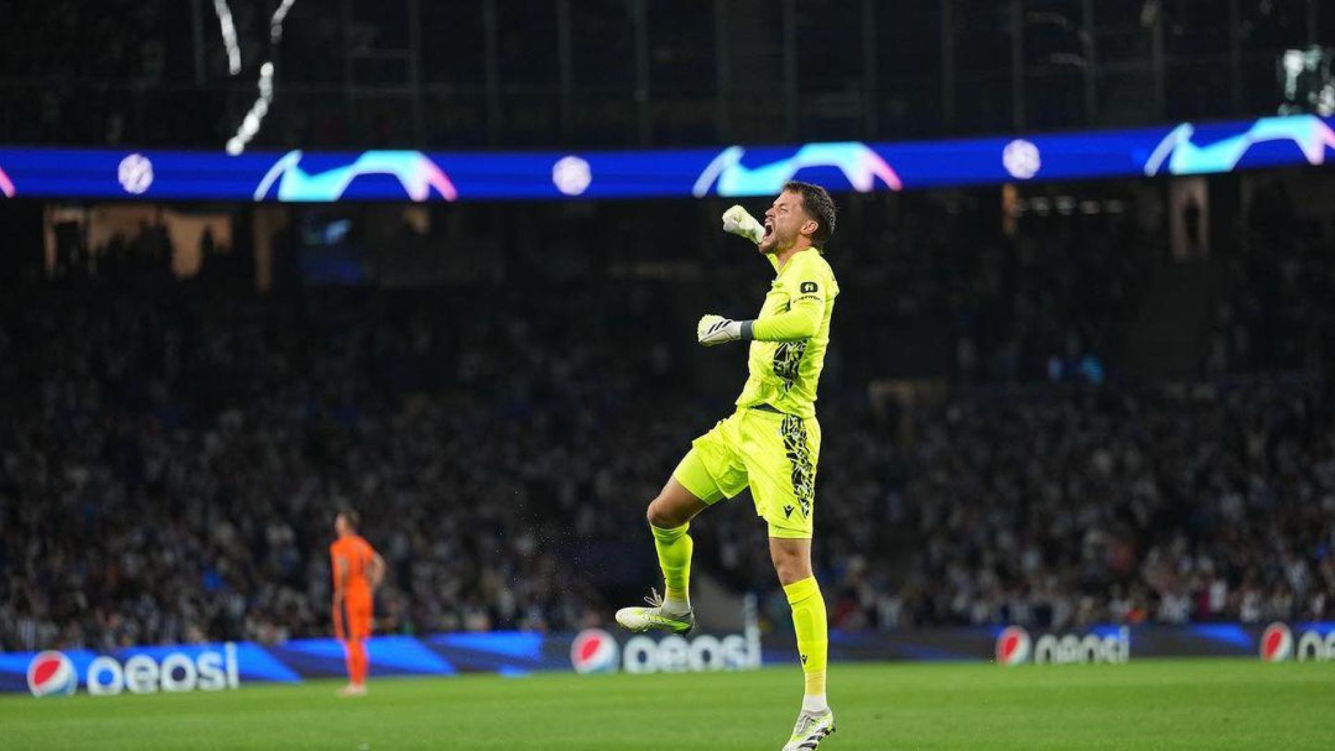 Alex Remiro, portero navarro de la Real Sociedad, en un partido de Champions