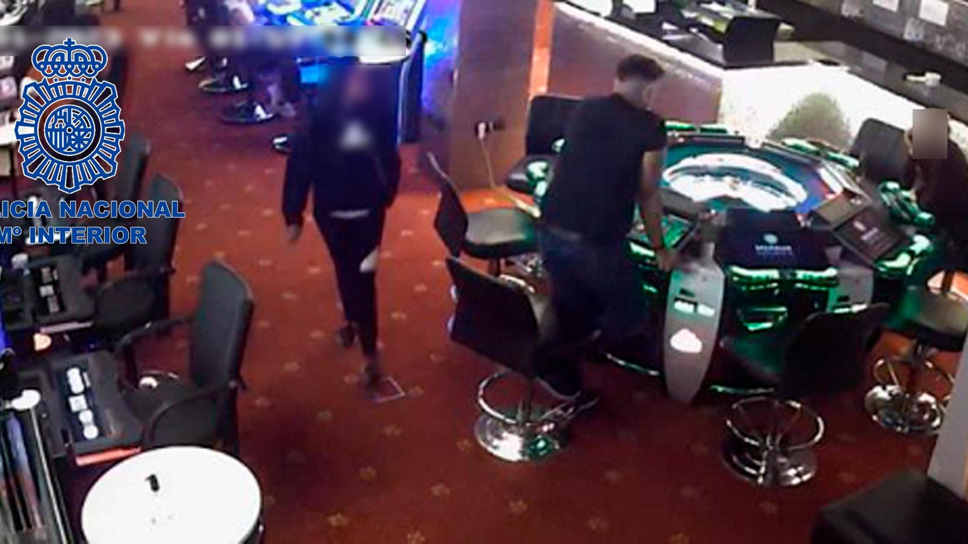 Una de las detenidas se dedicaba a vigilar a la víctima en el salón de juego