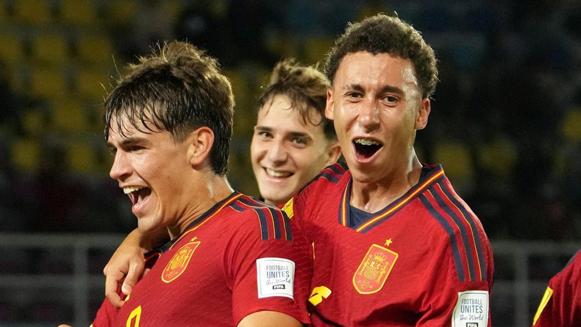 Marc Guiu, primero por la izquierda, celebra el 1-0