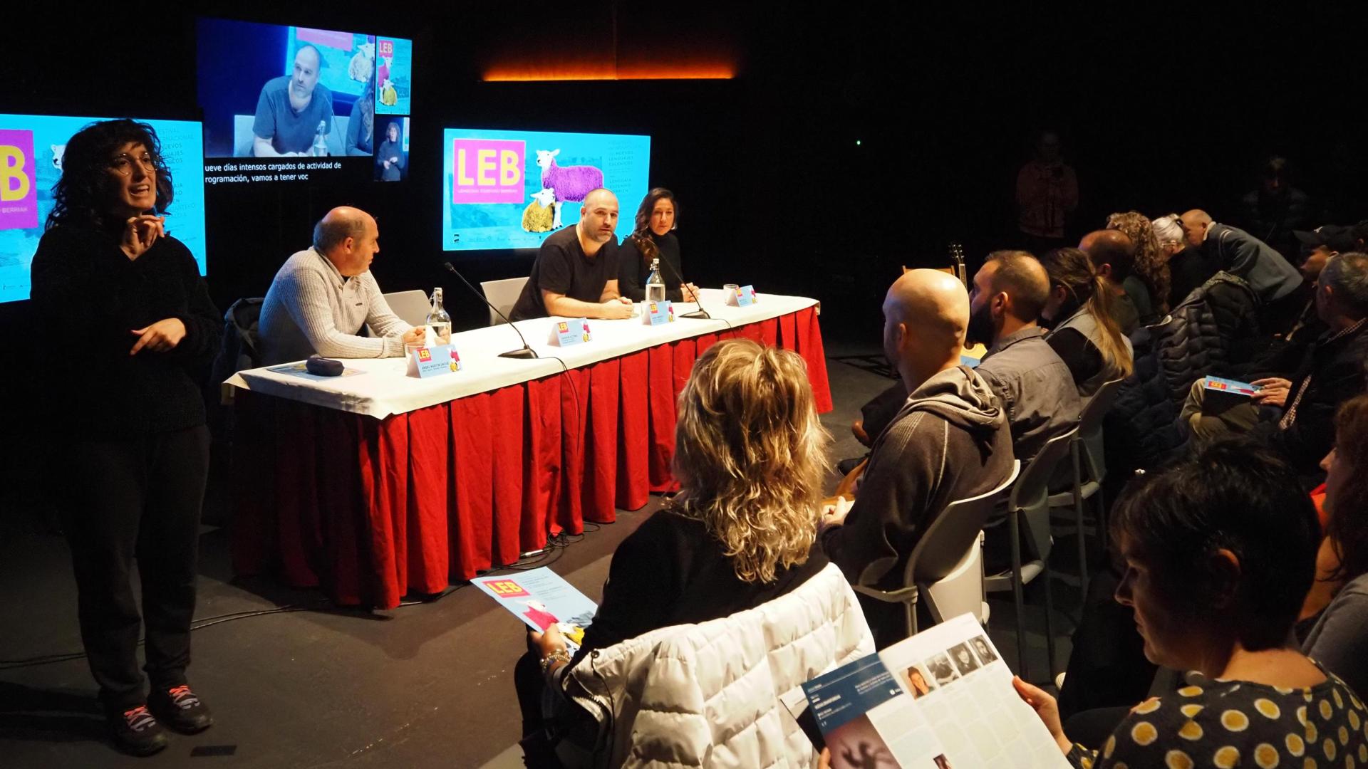 En la mesa, desde la izda., Ángel Martín Unzué, Asier Andueza Elía y Ana Cavilla
