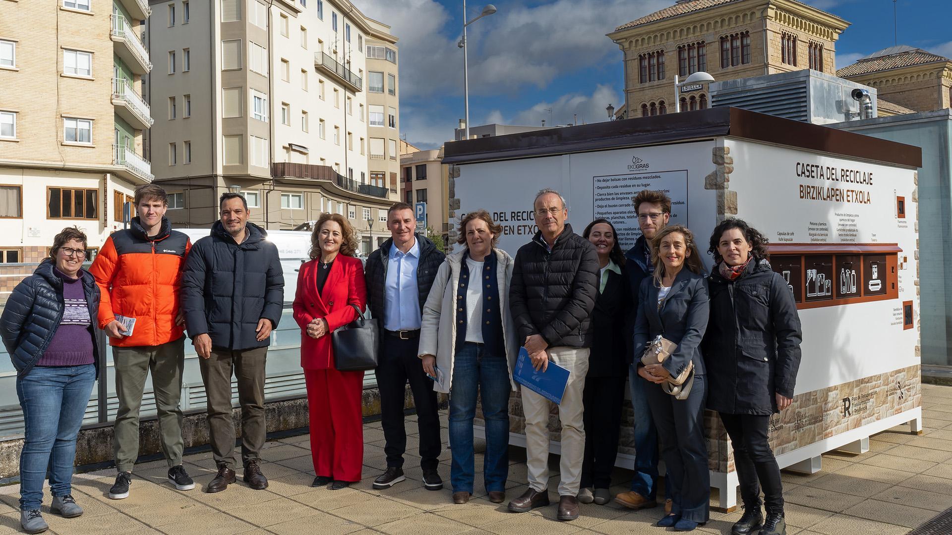 Responsables de Mancomunidad, técnicos y la alcaldesa de Estella, junto a la caseta