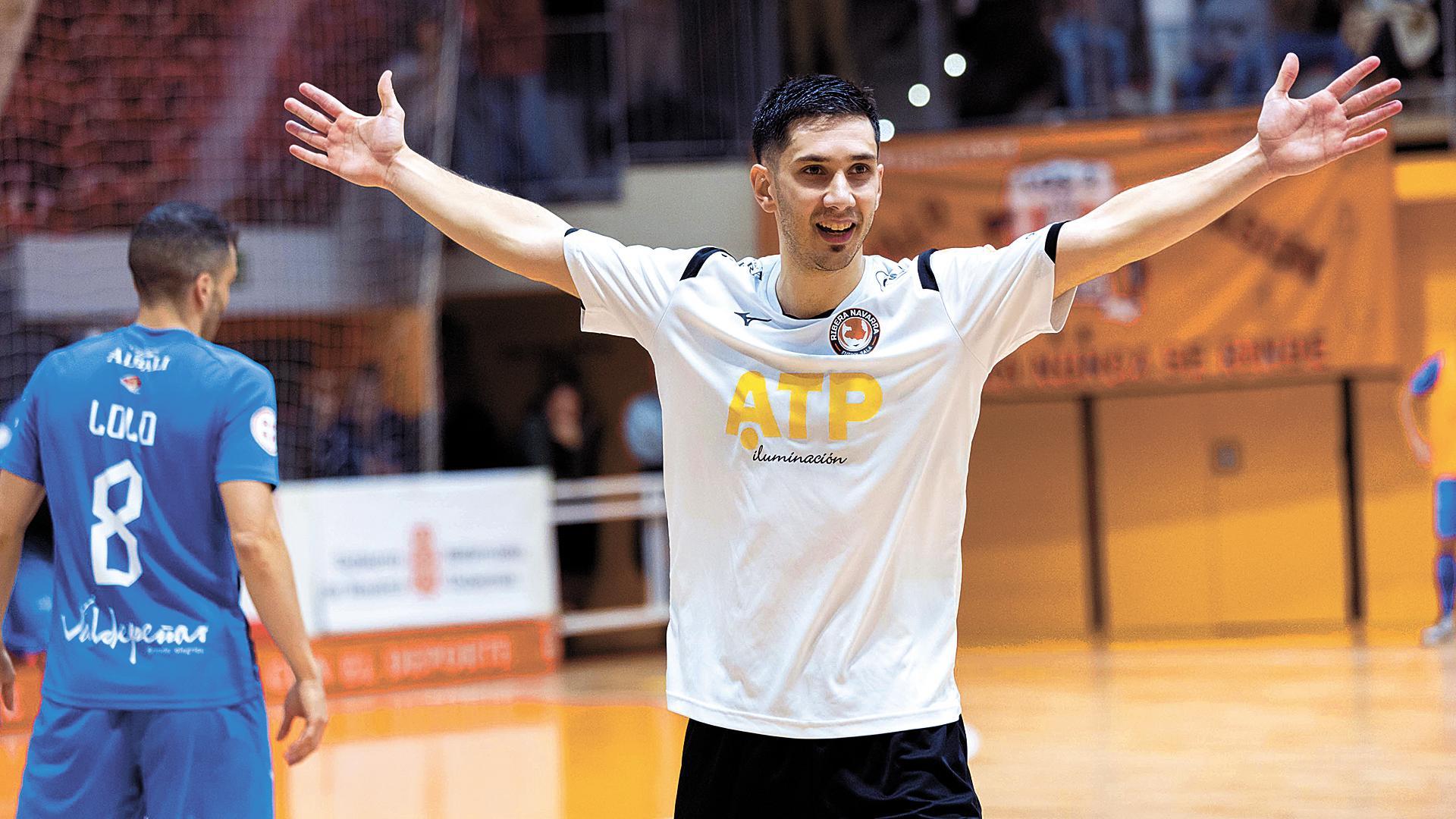 El ala argentino del ATP, Lucas Tripodi, celebra su gol el cuarto en el cómputo general de su equipo
