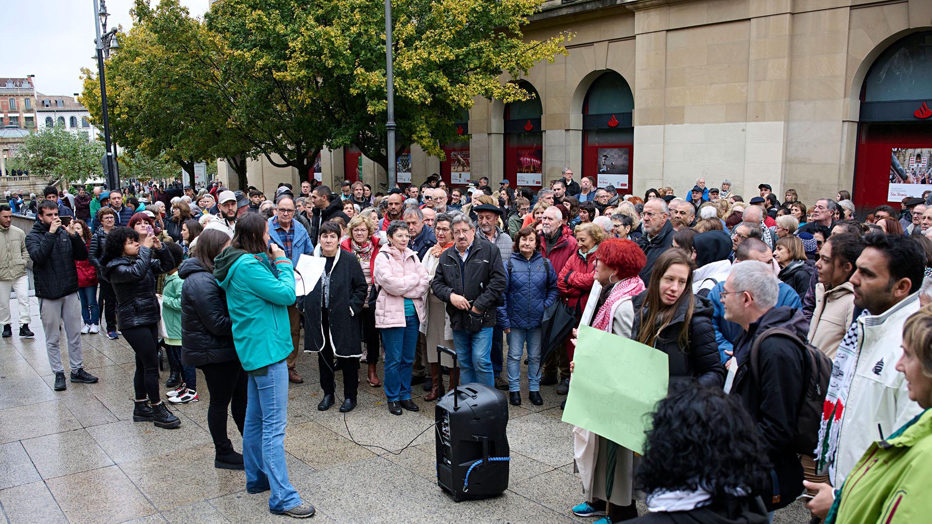 Concentración de los colectivos Apoyo Mutuo, Paris 365, Lantxotegi, PIM, Haziak, Oxfam Intermon, Mugak Zabalduz y SOS Racismo para criticar la "desidia" de Gobierno de Navarra y ayuntamientos de la Comarca de Pamplona con las personas que duermen en la calle
