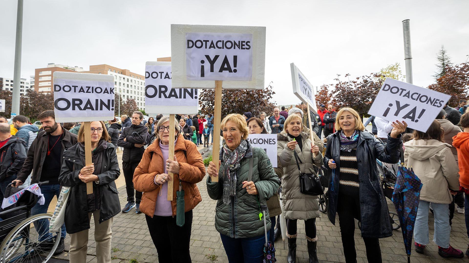 Más de 600 personas se unieron a la reivindicación plasmada con una gran pancarta en la cabecera en la que se podía leer dotaciones ya, presupuestos para Erripagaña