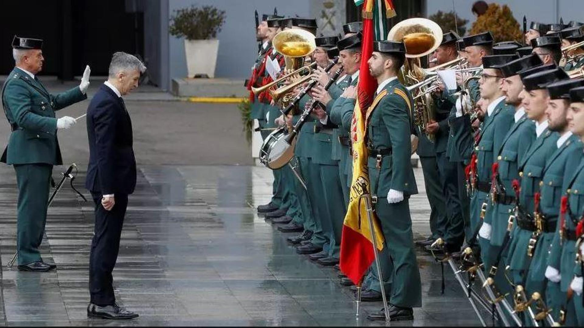 Grande-Marlaska saluda a la bandera durante la toma de posesión de la directora general de la Guardia Civil el pasado enero