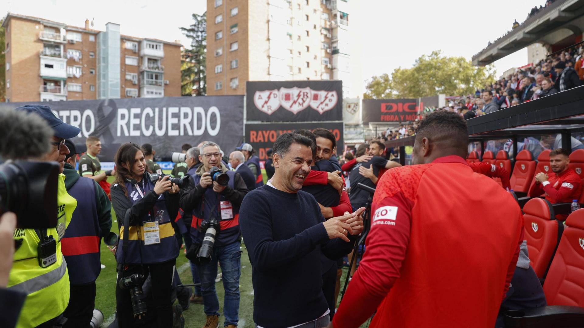 El técnico del Girona Míchel a su llegada al estadio donde se juega la jornada 13 de LaLiga que ambos clubes disputan este sábado en el Campo de Fútbol de Vallecas.