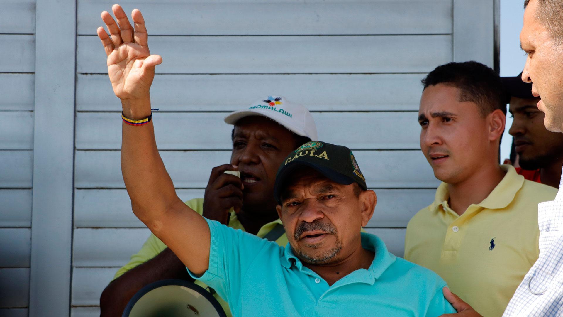 Luis Manuel Díaz Jiménez, padre del futbolista colombiano Luis Díaz, saluda a familiares, amigos y curiosos, que lo recibieron en su casa tras ser liberado después de permanecer secuestrado doce días por la guerrilla del Ejército de Liberación Nacional (ELN)