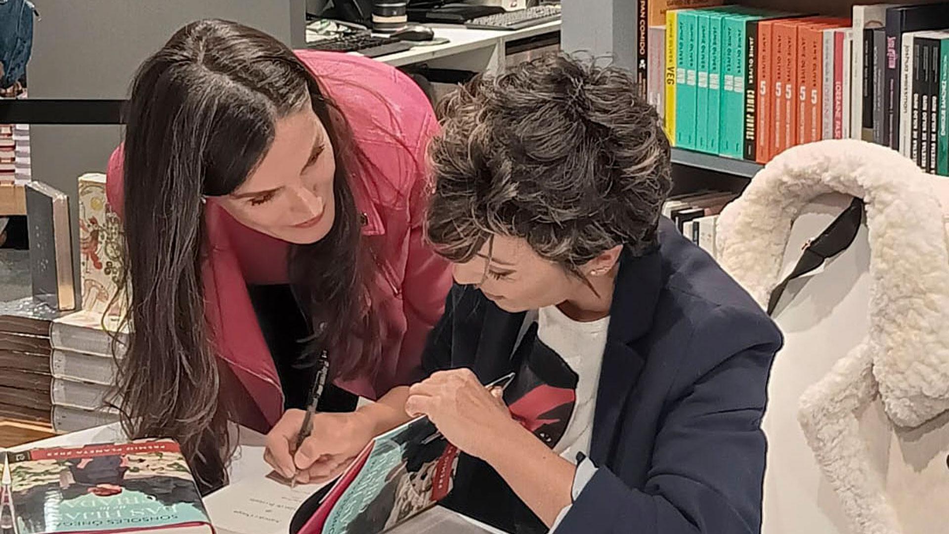 La reina Letizia acudió este sábado a unos céntricos almacenes madrileños para que su amiga Sonsoles Ónega le firmara un ejemplar de su libro 'Las hijas de la criada'