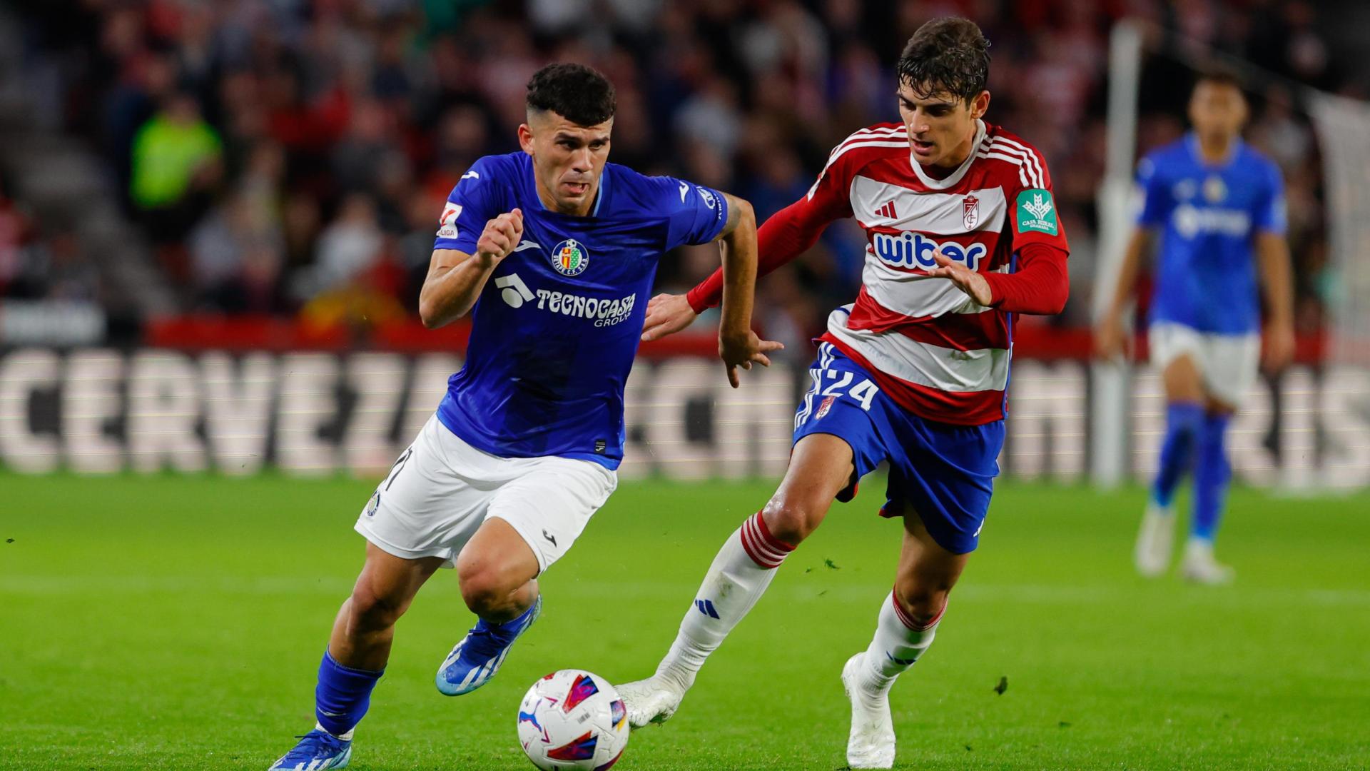 Carles Aleña y Gonzalo Villar disputando un balón