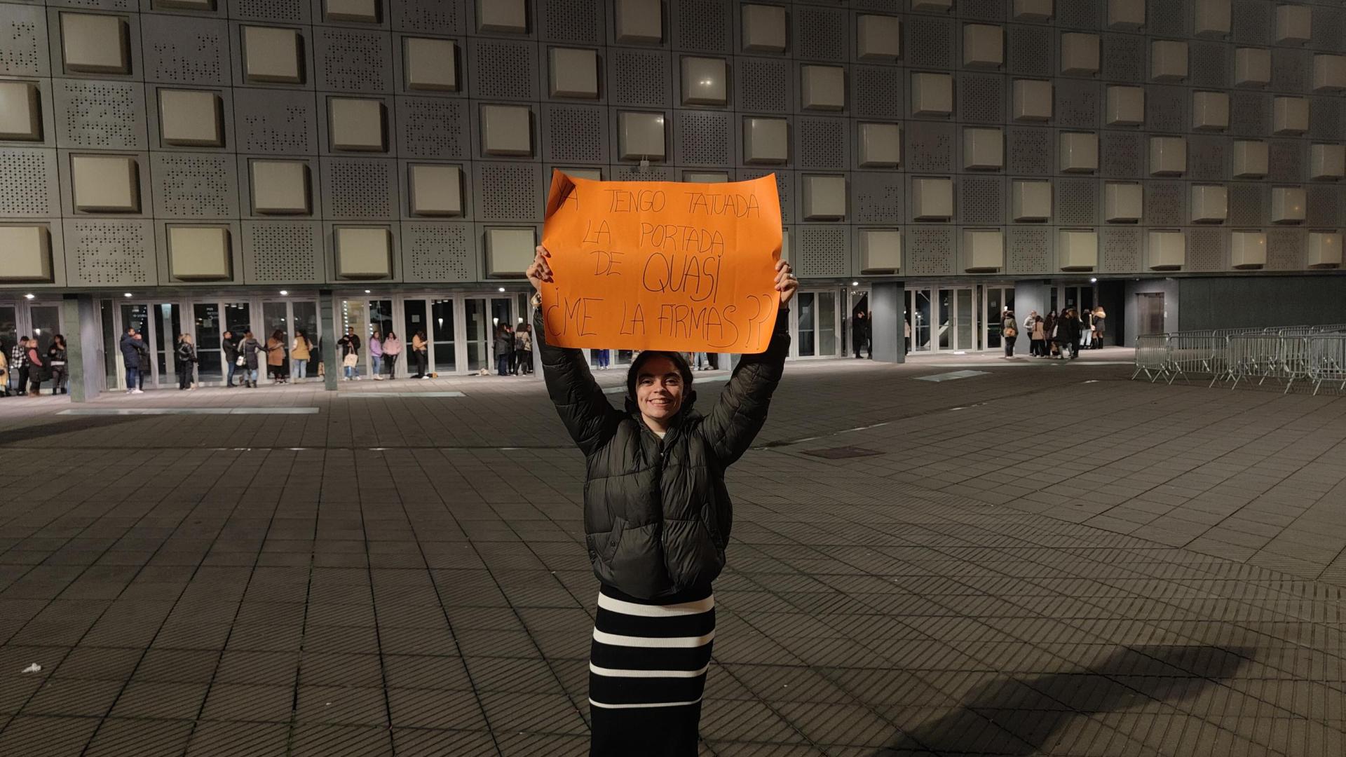 Alba Rodríguez Rodríguez sujeta la pancarta que va a mostrar en el concierto de Pablo López. "Ya tengo tatuada la portada de 'Quasi'. ¿Me la firmas?", se lee en ella