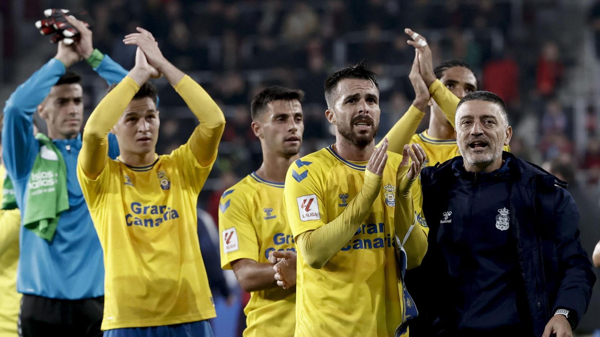 García Pimienta y jugadores de Las Palmas saludan a sus aficionados en El Sadar