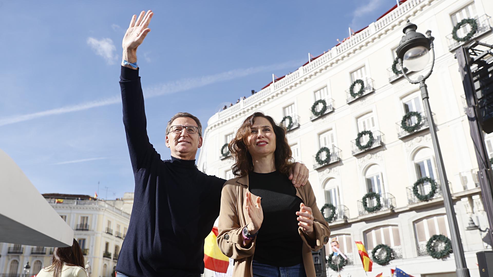 El líder del PP Alberto Núñez-Feijóo y la presidenta de la Comunidad de Madrid, Isabel Díaz Ayuso, durante su intervención en la manifestación convocada por el PP contra la amnistía a los independentistas catalanes a cambio de su apoyo parlamentario para la investidura del socialista Pedro Sánchez