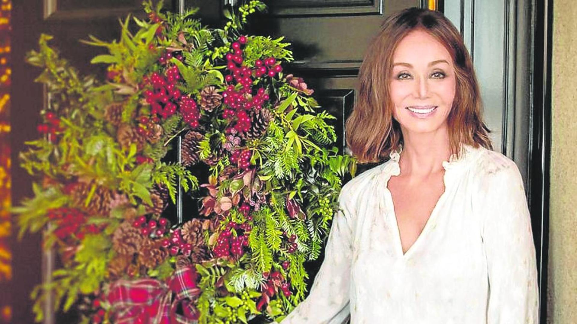 Isabel Preysler, junto a una decoración navideña