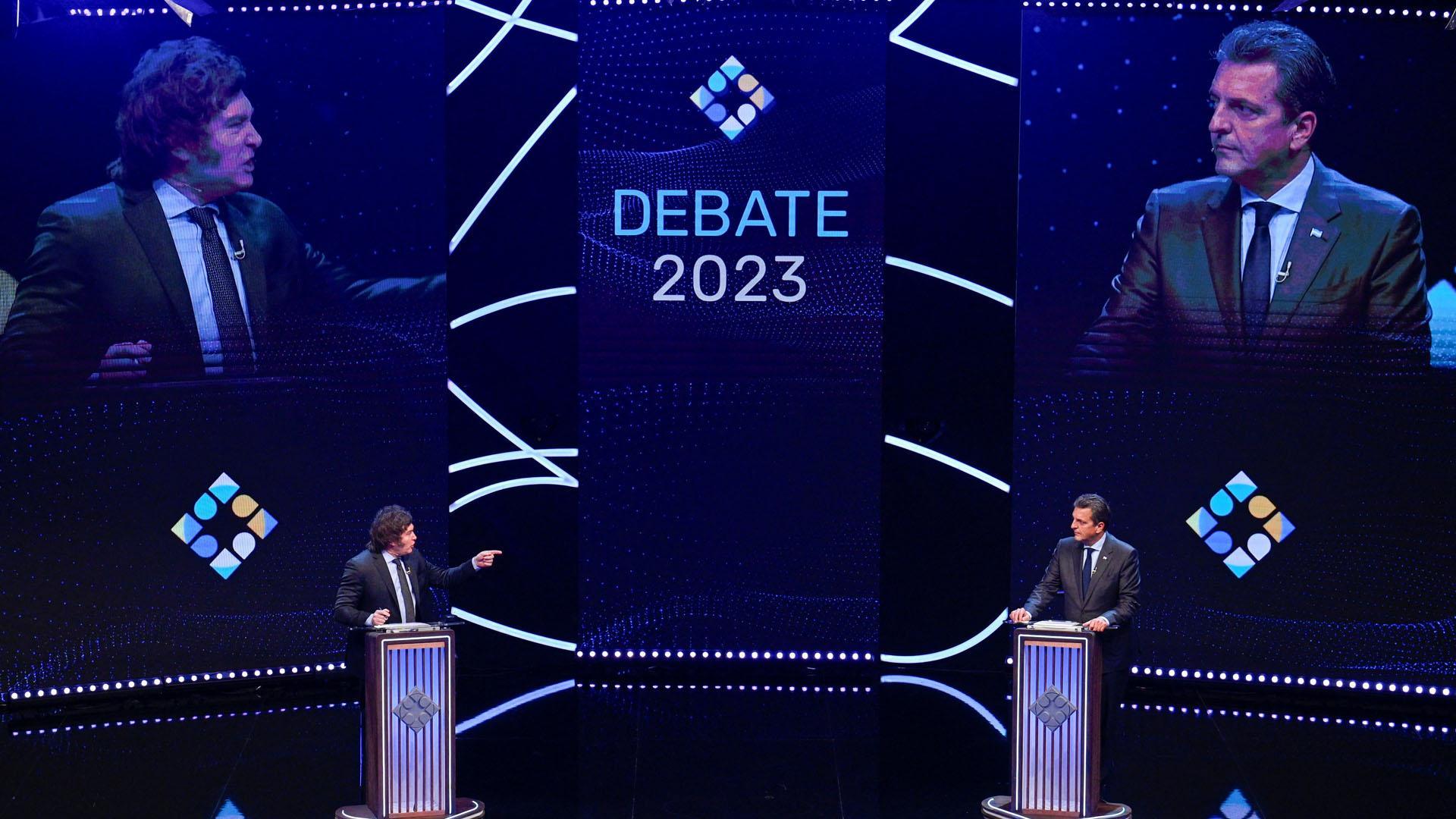 Un momento del debate entre los dos candidatos a la presidencia de Argentina, Sergio Massa, a la derecha, y Javier Milei, a la izquierda