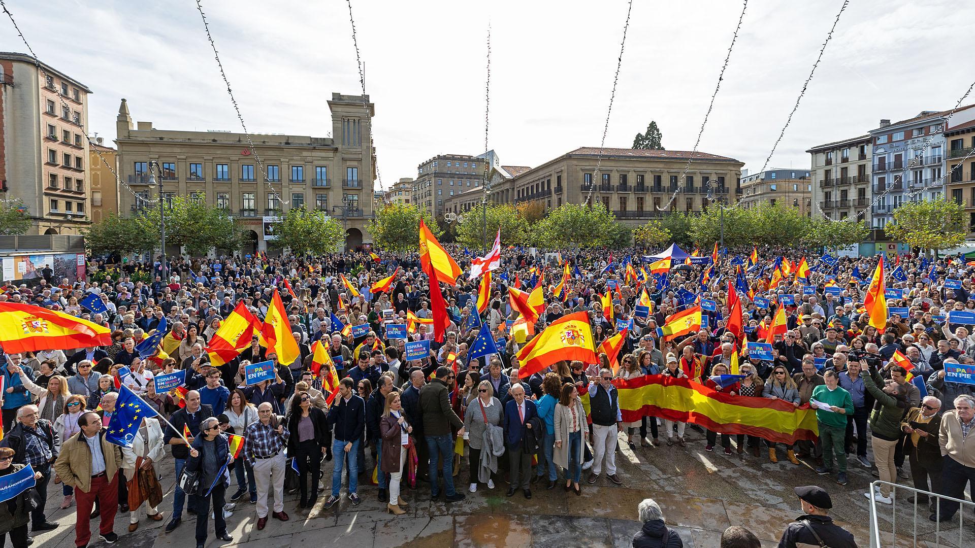 En la fotografía, asistentes a la concentración que convocó el domingo el PP en la Plaza del Castillo, en Pamplona
