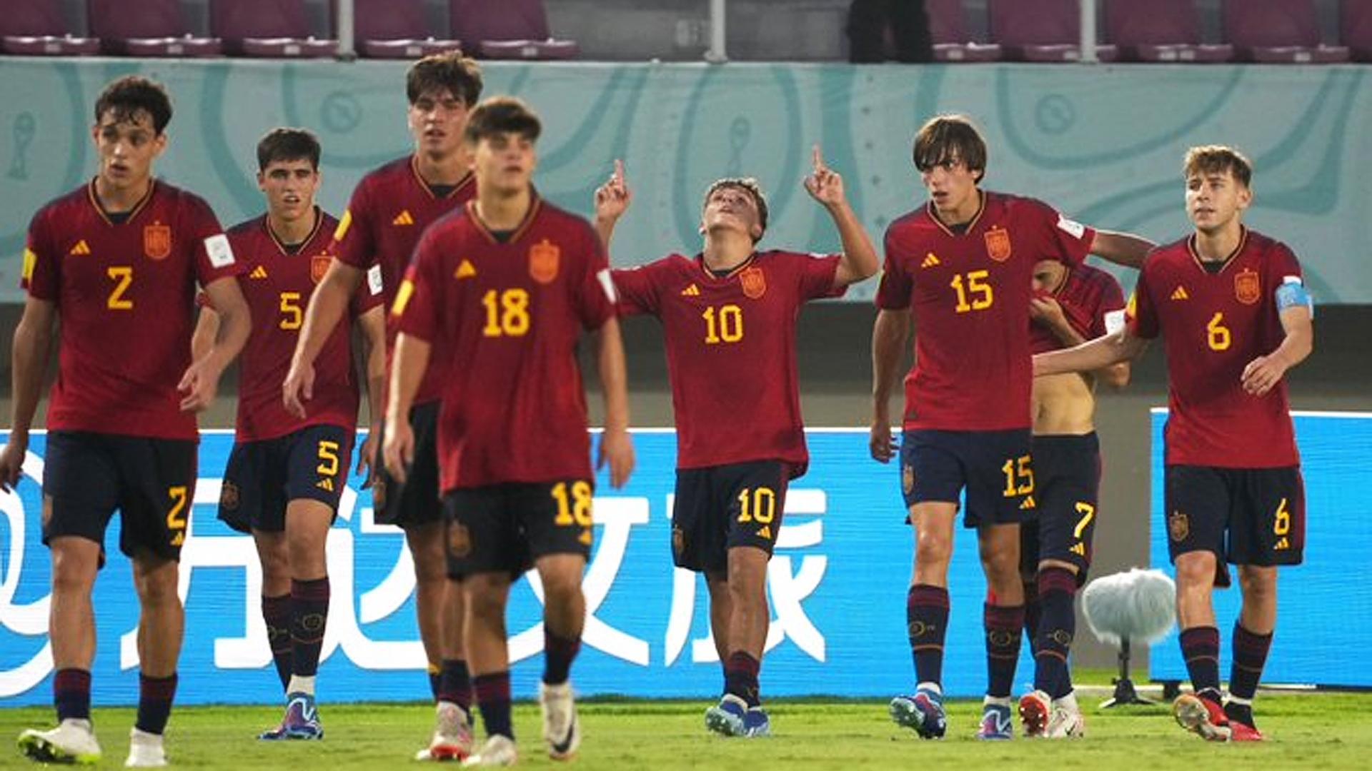 Los jugadores de España celebran el tanto que les dio el triunfo contra Mali
