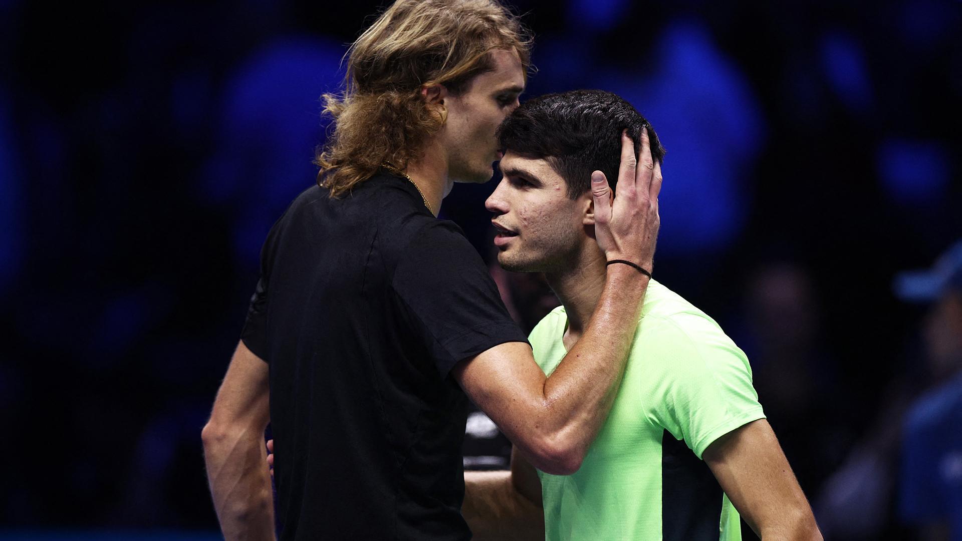 Alexander Zverev y Carlos Alcaraz se saludan al finalizar el encuentro