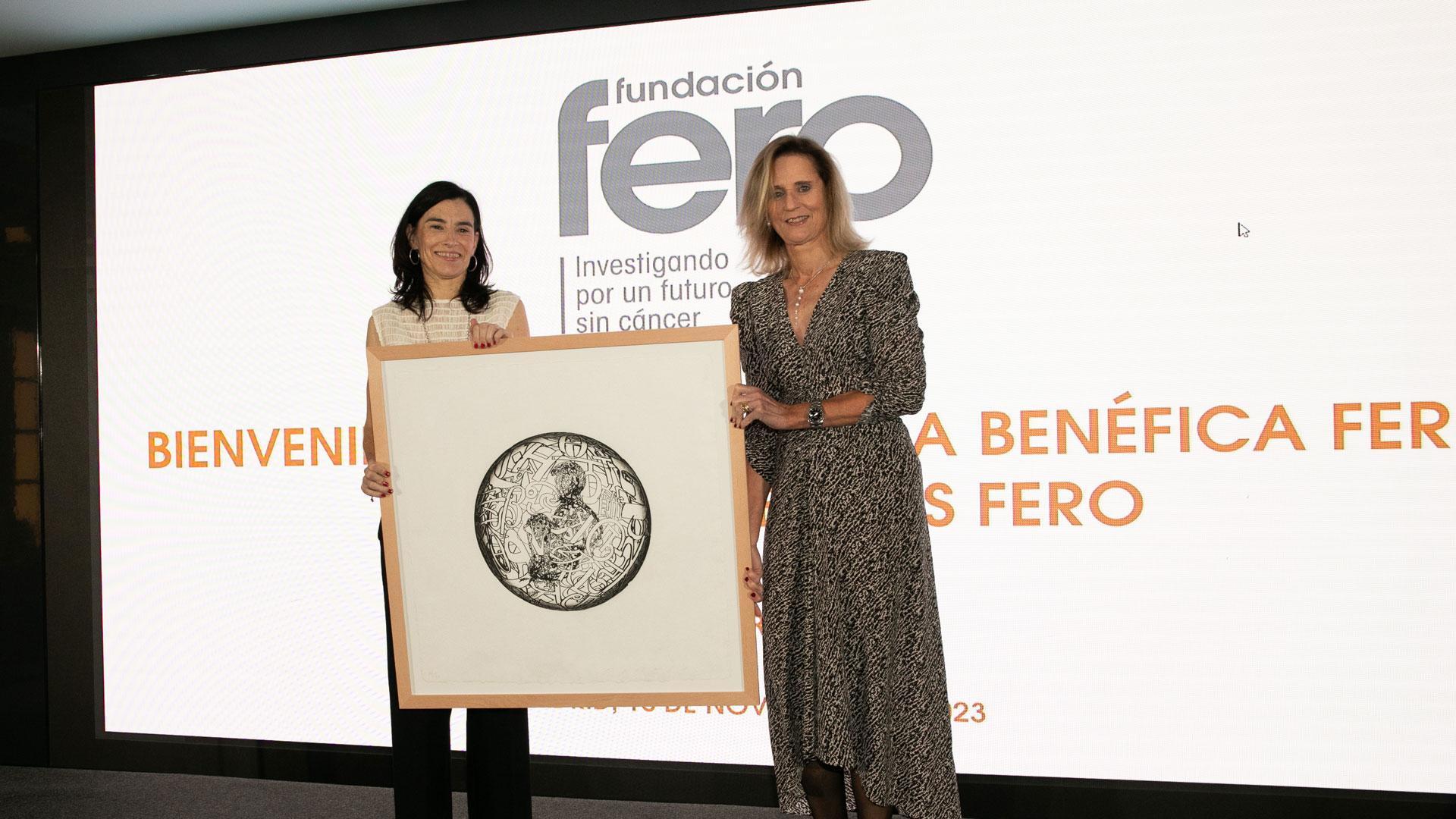 La Dra. Marta Alonso (izquierda) recibe la II Beca Dr. Baselga de manos de Silvia Garriga, presidenta de la Fundación FERO.