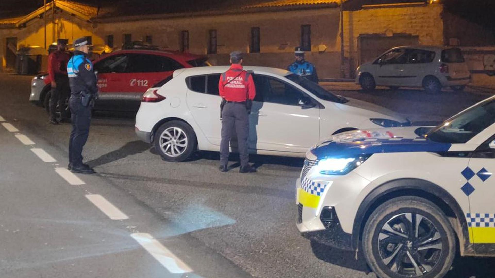 Agentes de la Policía Foral y Policía Municipal de Corella en un control