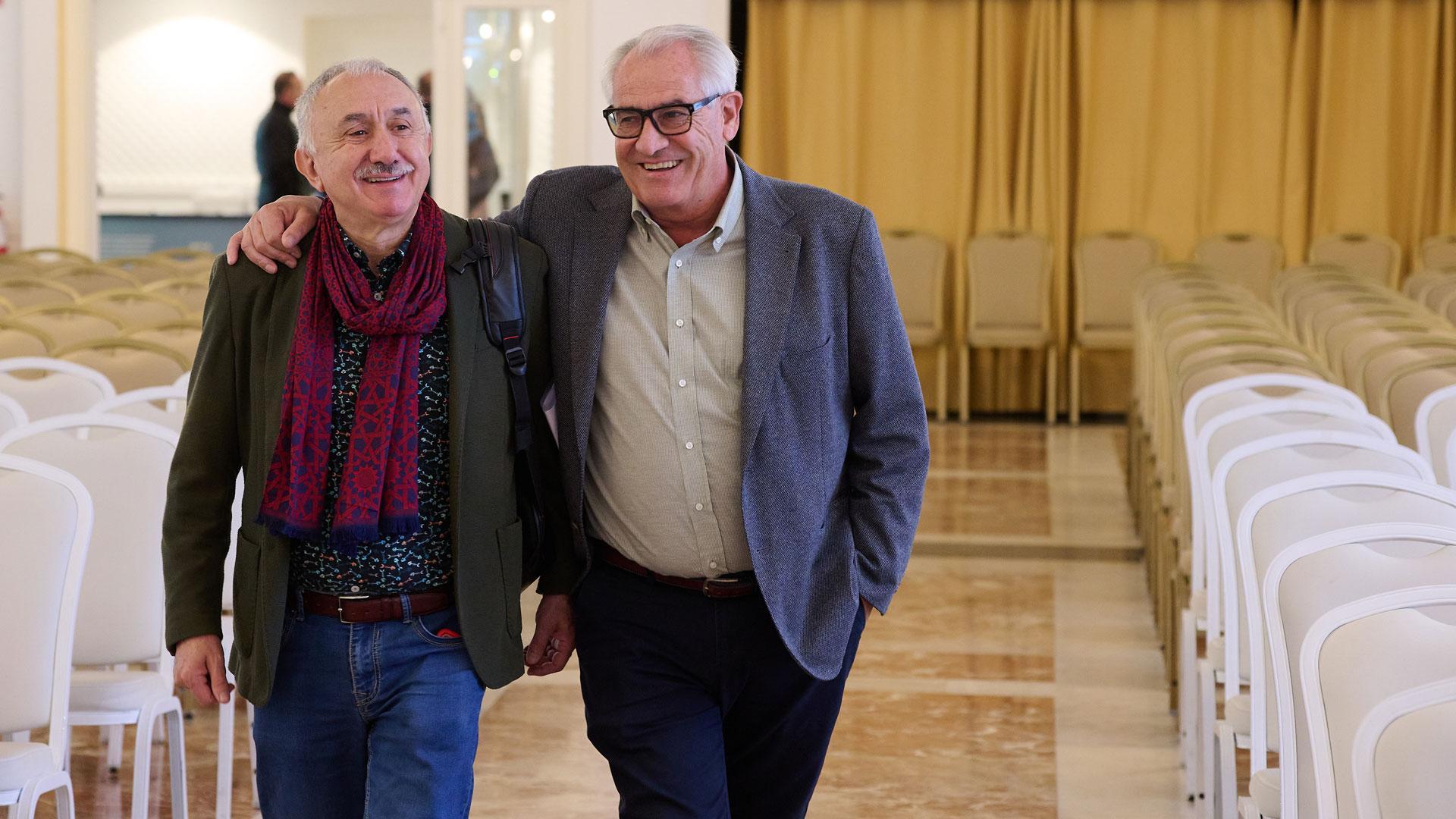 El Secretario General de UGT Pepe Álvarez (i), y el secretario del sindicato en Navarra, Jesús Santos (d),  participan en la jornada 'Avanzando hacia las 32 horas. El reto que viene', organizada por UGT de Navarra
