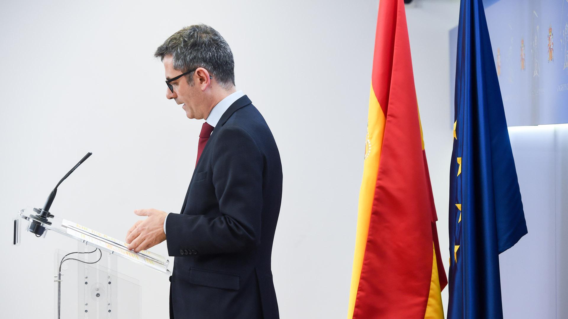 El ministro de la Presidencia, Félix Bolaños, interviene durante una rueda de prensa tras registrar la ley de amnistía