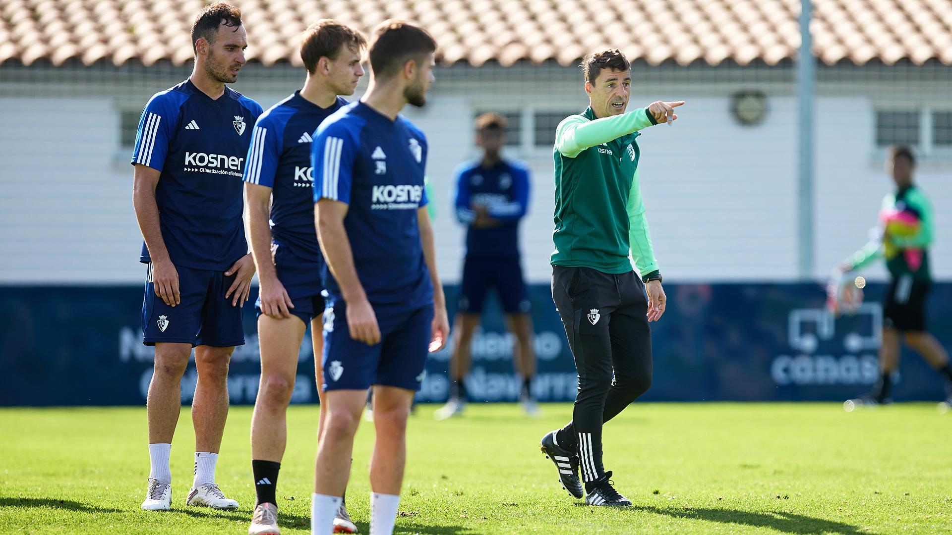 Alkiza da instrucciones ante Unai García, Pablño Ibáñez e Iker Muñoz durante la sesión de este martes en Tajonar