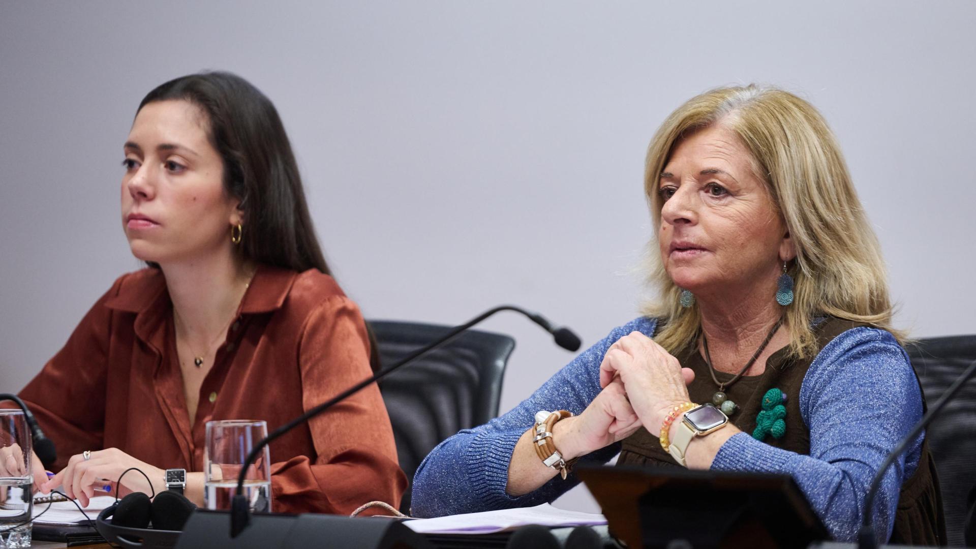 Inés Gaviria y Consuelo Ordóñez, de Covite, este martes en el Parlamento de Navarra