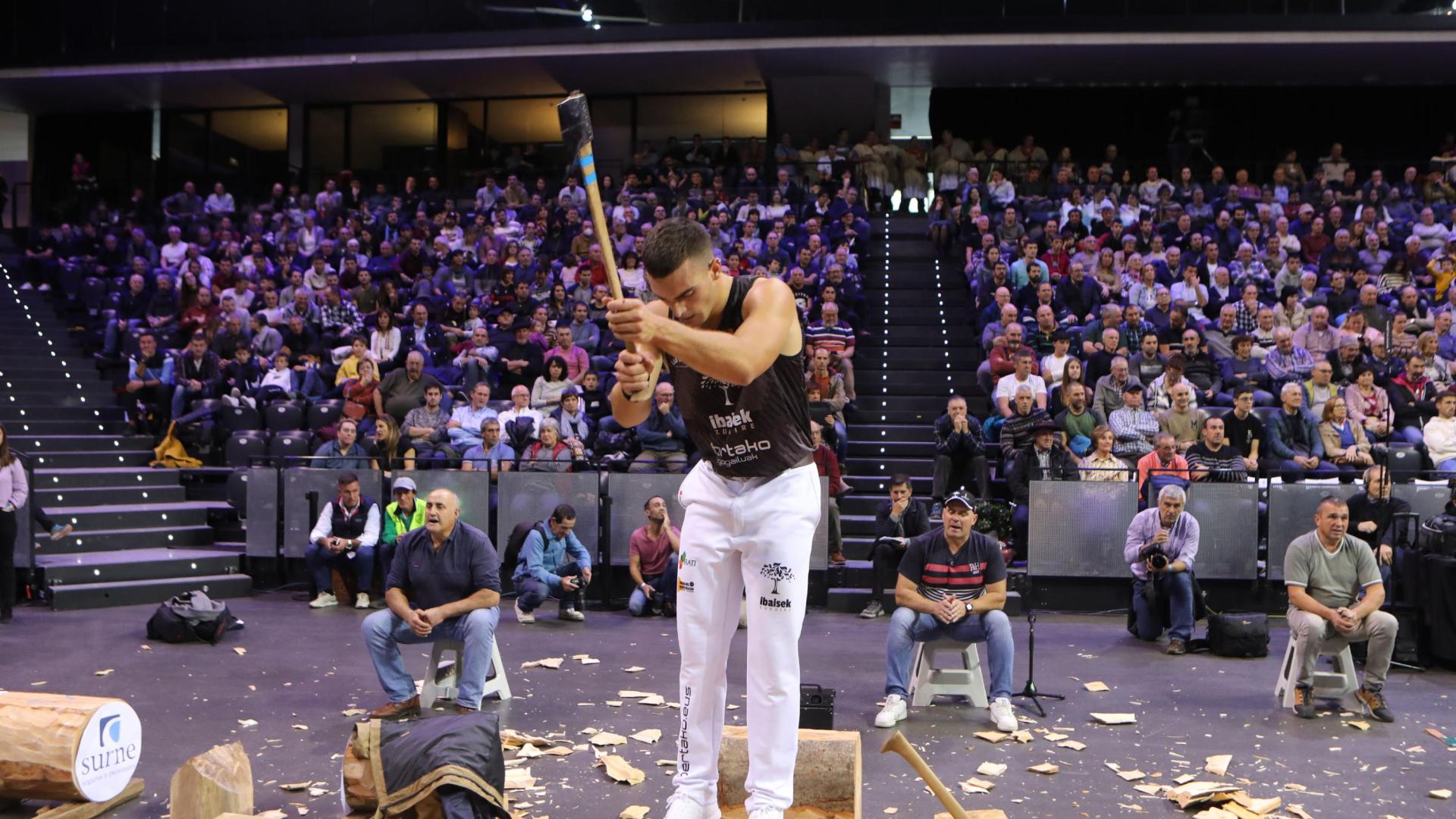 Iker Vicente, en el pasado Campeonato de Euskadi de aizkora en el Navarra Arena.