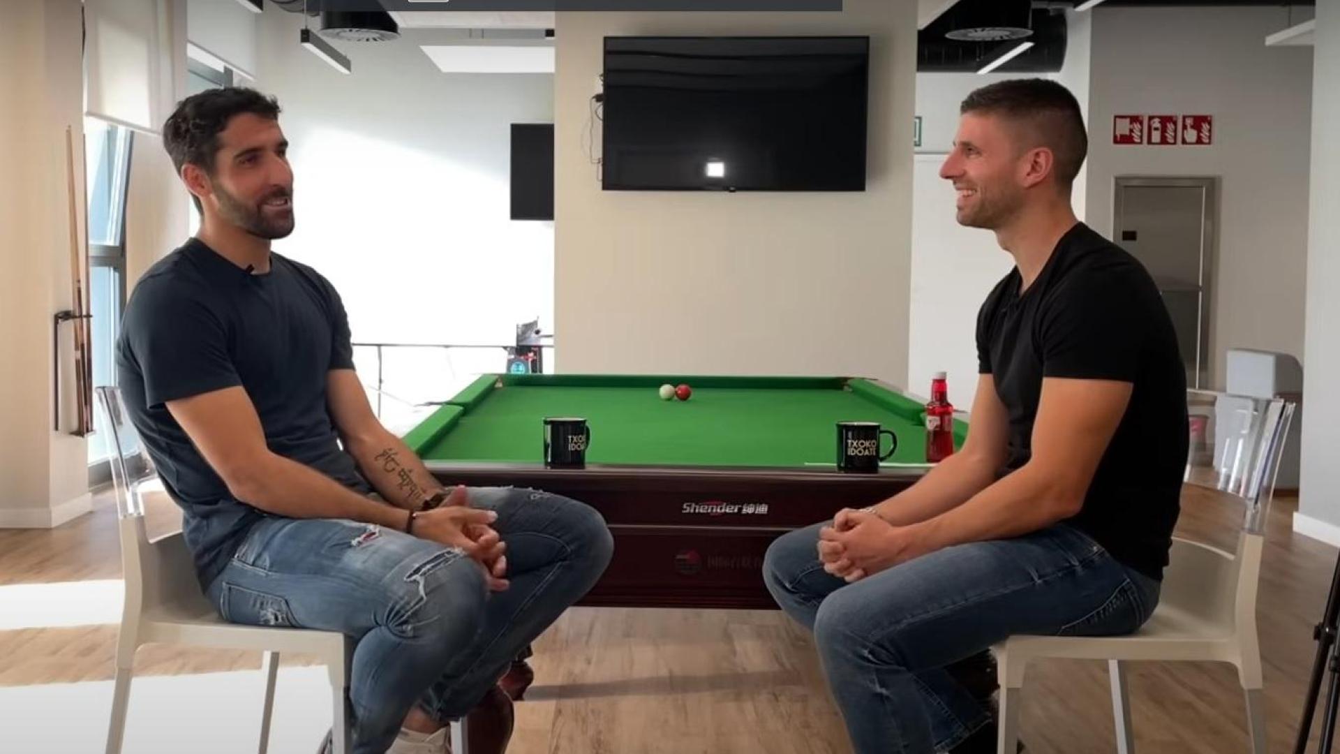 Raúl García y Mikel Idoate, durante la entrevista que tuvo lugar en Lezama