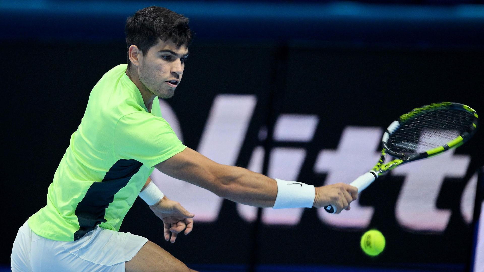 Carlos Alcaraz golpea a la pelota en el partido que le ha enfrentado a Andrey Rublev en las Finales de la ATP