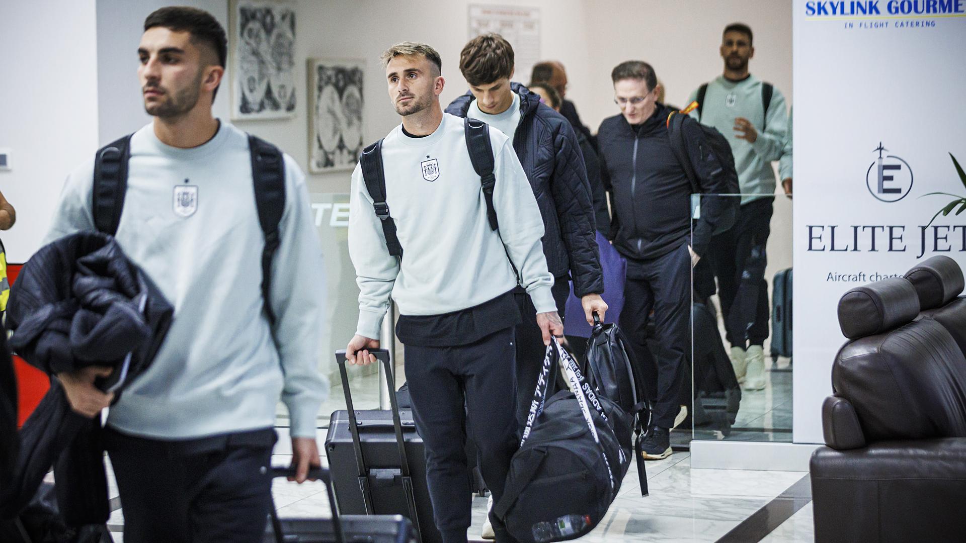 Los jugadores de la selección española llegan a Larnaca (Chipre) donde se enfrentarán a la selección local