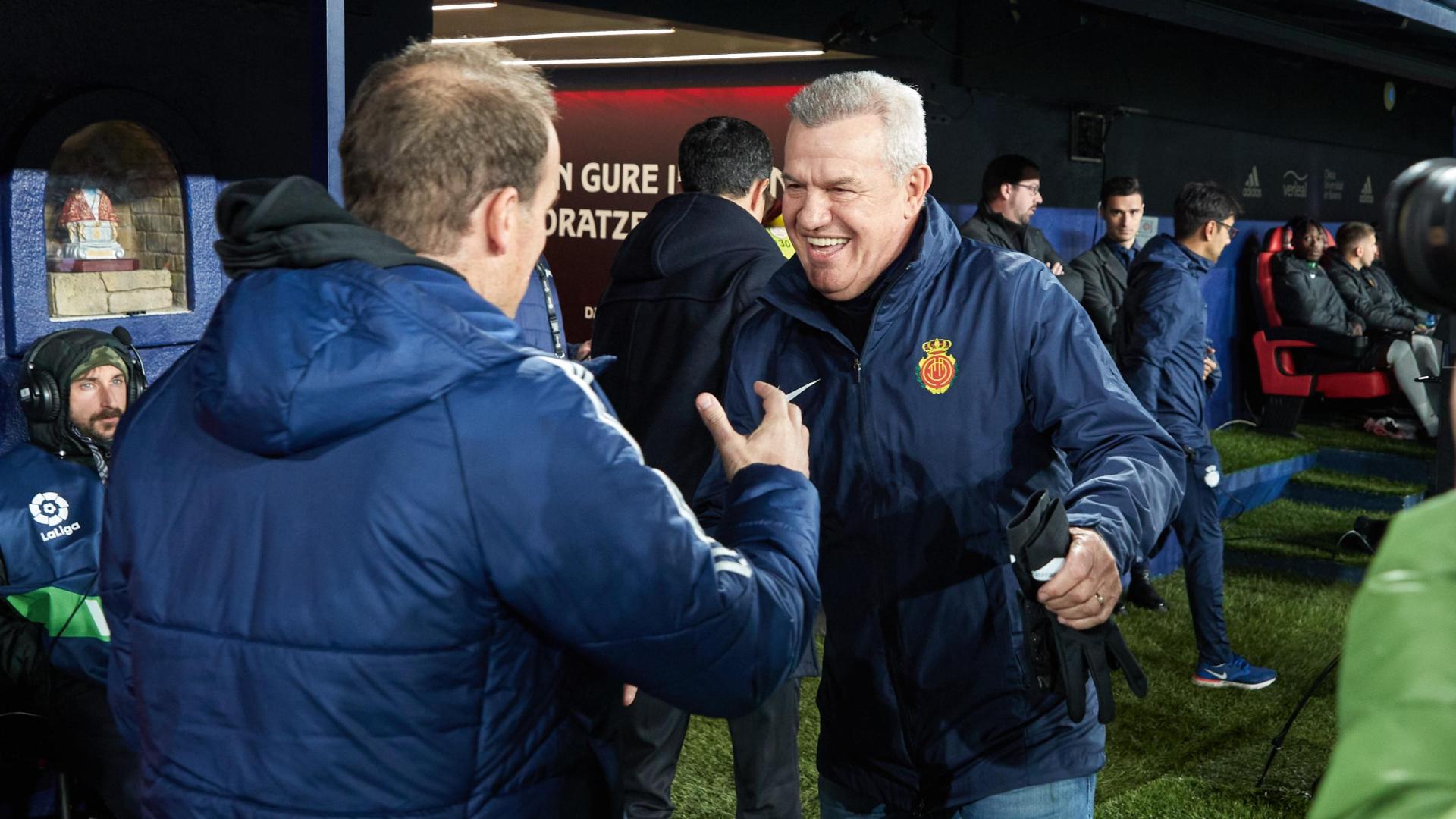 Saludo entre Jagoba Arrasate y Javier Aguirre el pasado mes de enero