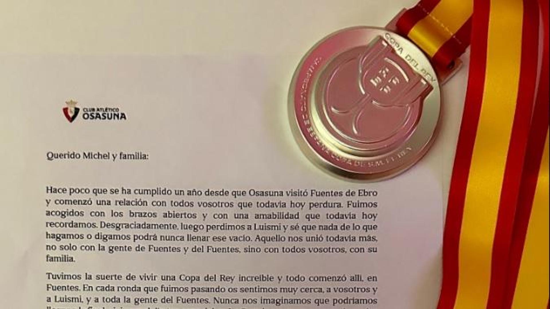 Un detalle de la carta mandada por Osasuna y la medalla de subcampeón de la Copa