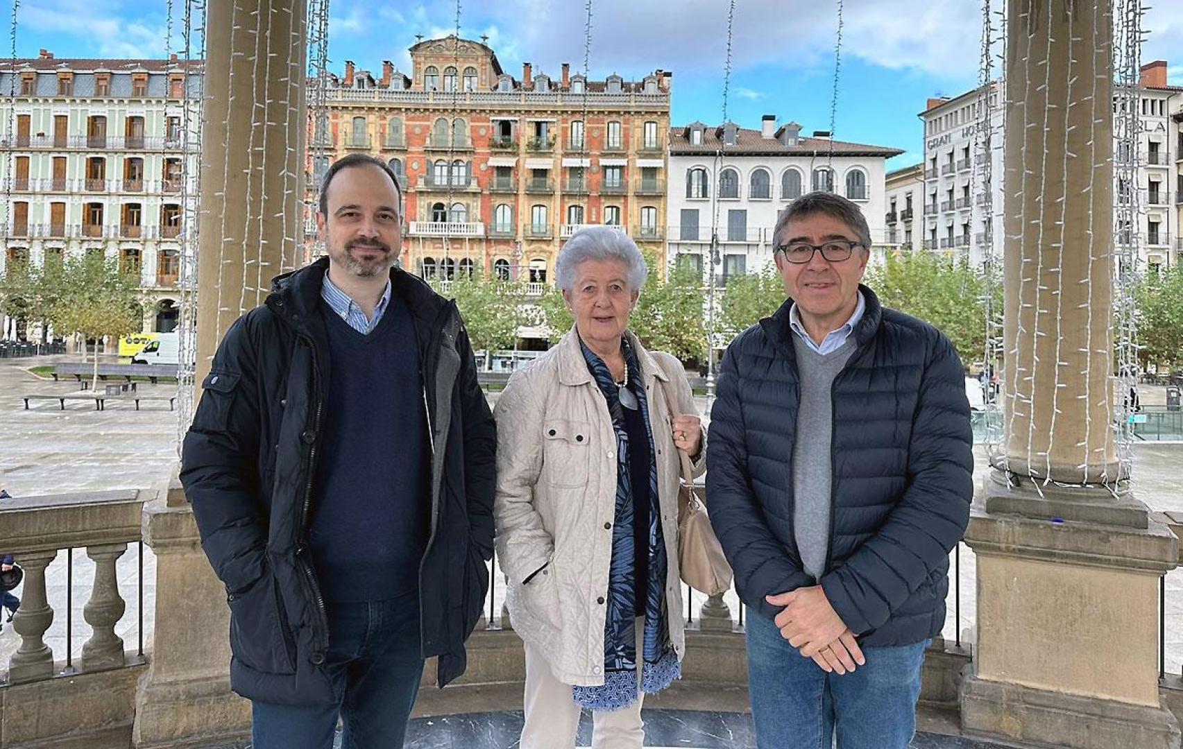 El presidente de Sociedad Civil Navarra, Eduardo López-Dóriga, junto a representantes de las asociaciones colaboradoras Pompaelo y Doble 12 ha informado este jueves en la Plaza del Castillo de Pamplona sobre la concentración convocada por Sociedad Civil Navarra para este sábado bajo el lema 'Por la libertad, la unidad y la igualdad. No en mi nombre: ni amnistía, ni autodeterminación'. López-Dóriga ha estado acompañado de Miguel Cornejo, presidente de Pompaelo, y Gema Garro, de la junta de Doble 12.