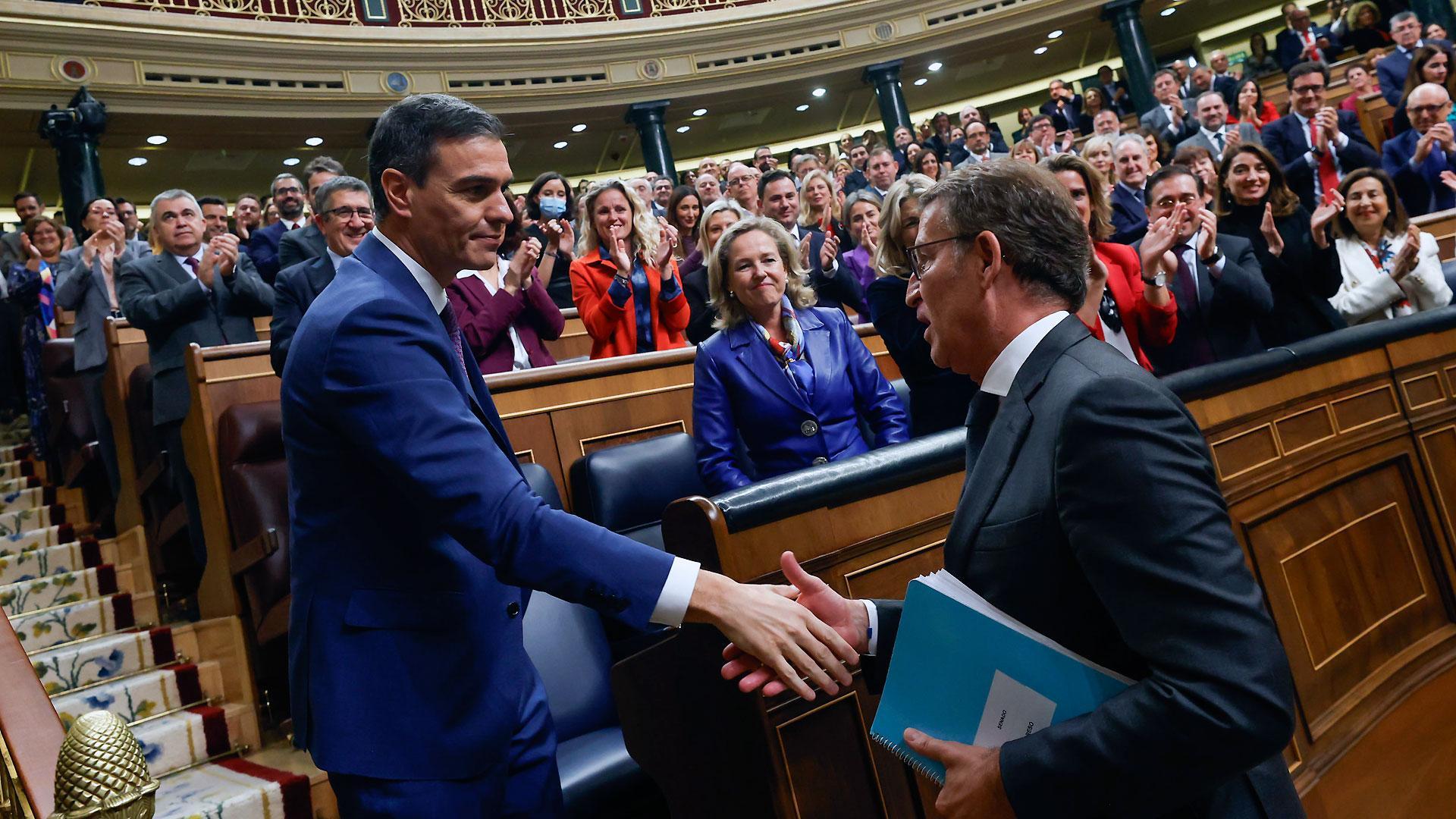 El líder del PP, Alberto Núñez Feijóo (d), felicita al presidente del Gobierno, Pedro Sánchez, al término de la segunda jornada del debate de investidura en el Congreso 
 El Congreso aprueba la investi