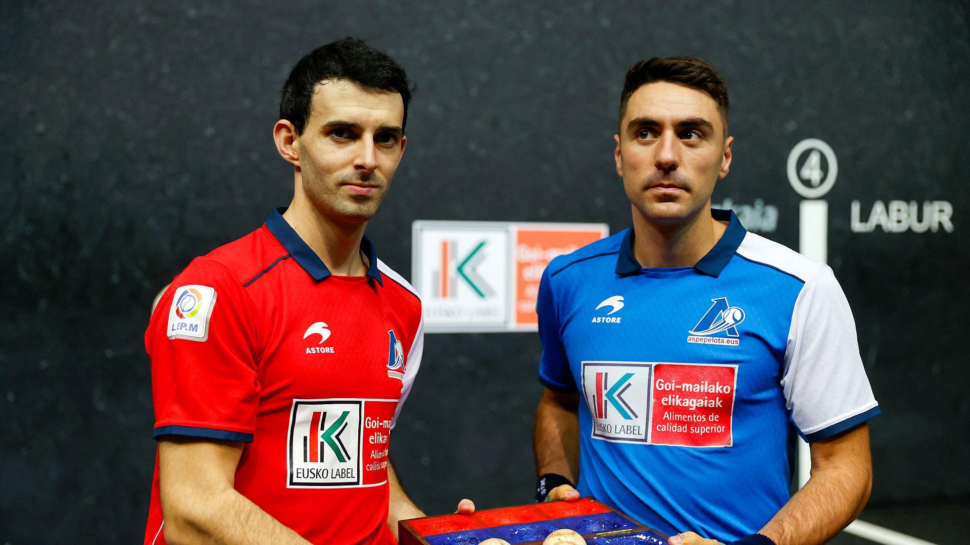 Los pelotaris Jokin Altuna (i) y Peio Etxeberria (d), tras la elección de material para la final del Campeonato del Cuatro y Medio del próximo domingo