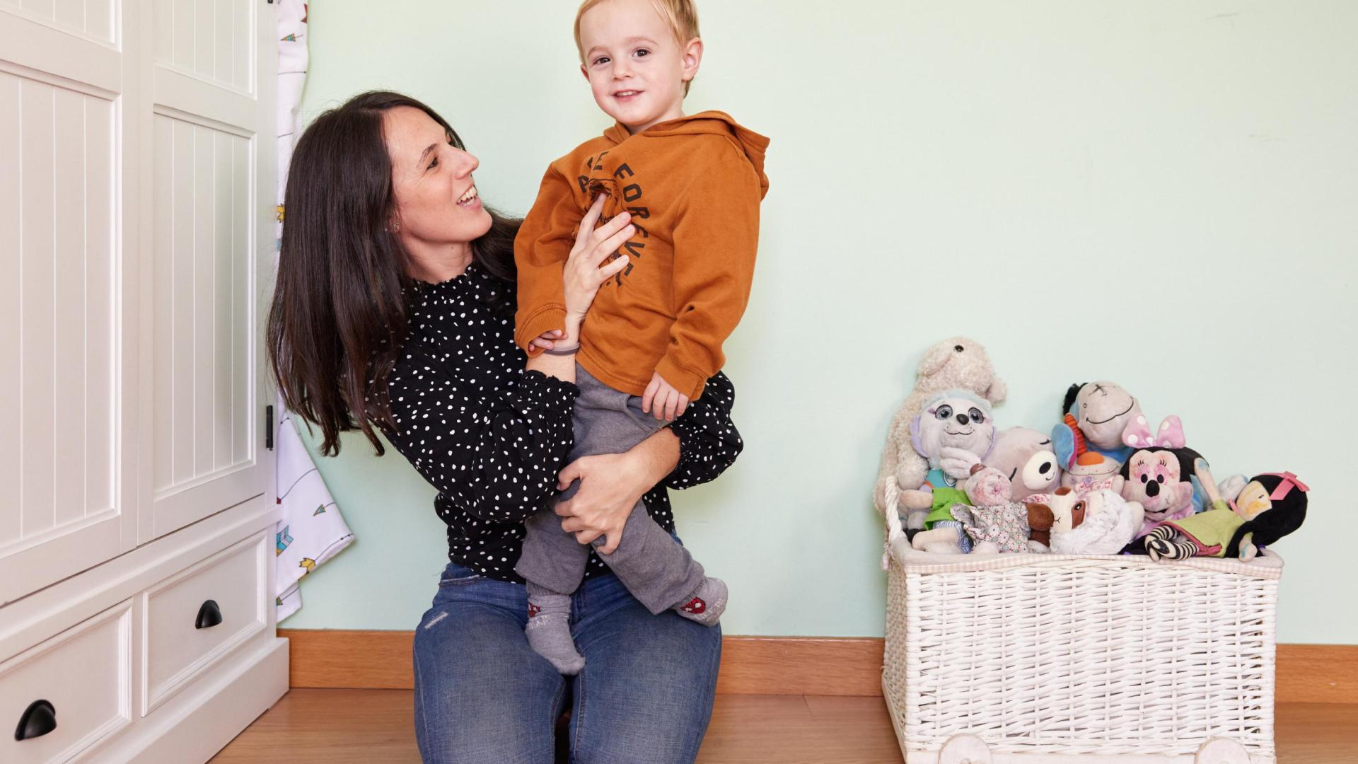 Andrea Lizarraga, con su hijo Udei, de 2 años, que nació prematuro.