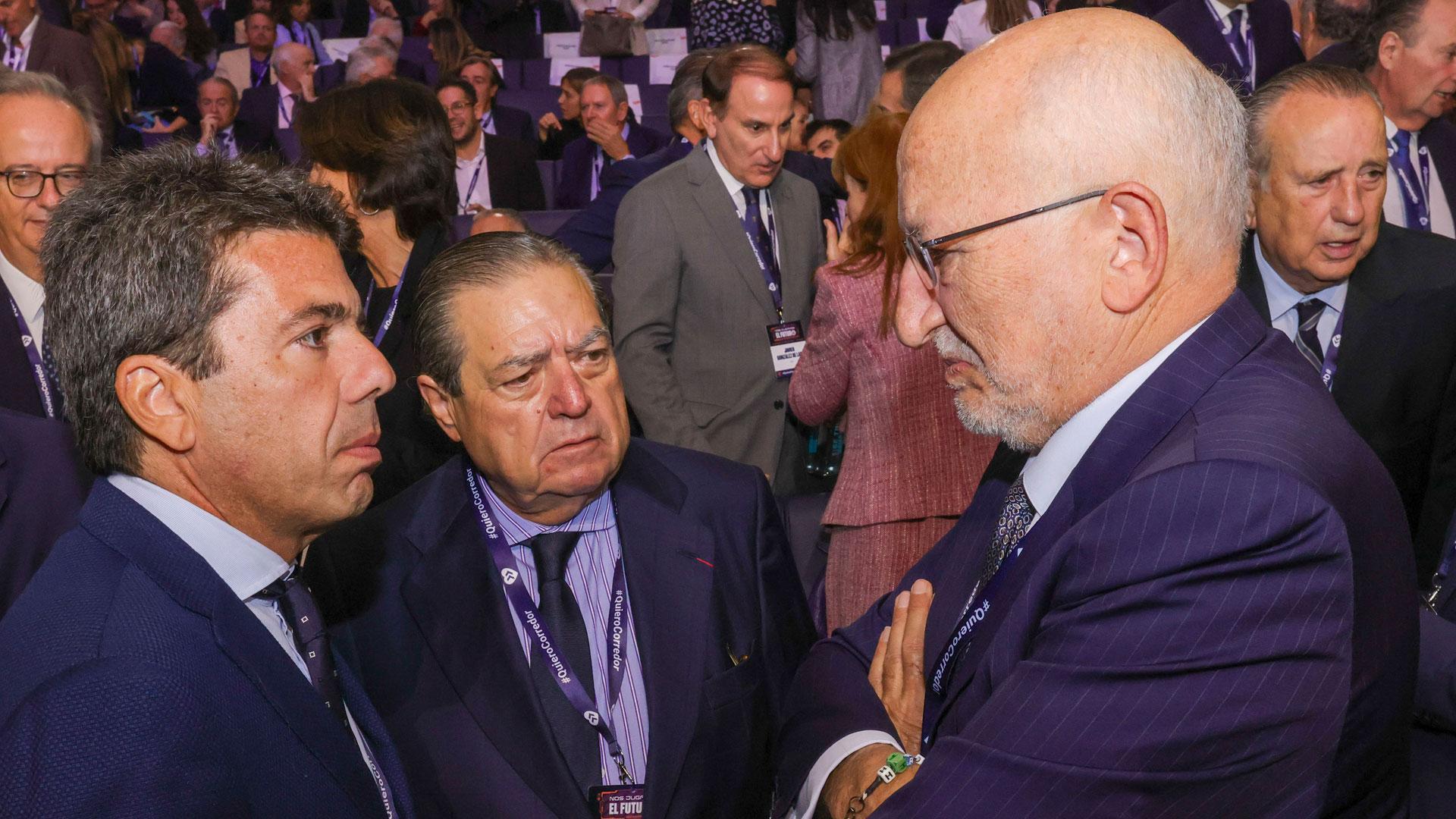 El presidente de la Comunidad Valenciana, Carlos Mazón, junto al dueño de Mercadona, Juan Roig (d) y el presidente de la Asociación Valenciana de Empresarios (AVE), Vicente Boluda (c)