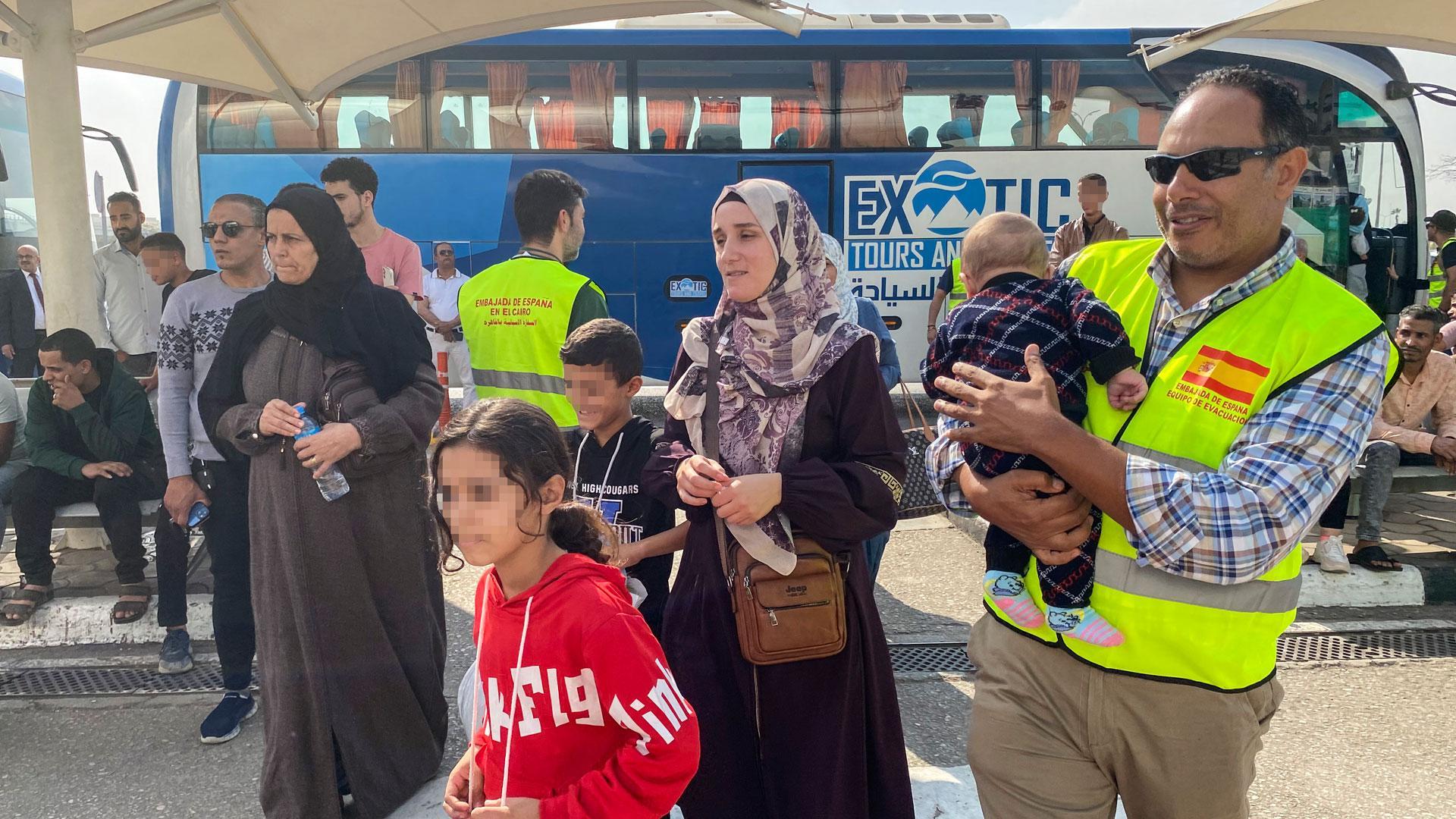 Los hispano-palestinos que fueron evacuados de la Franja de Gaza desde el pasado lunes y que se encontraban alojados en El Cairo han viajado este jueves a España