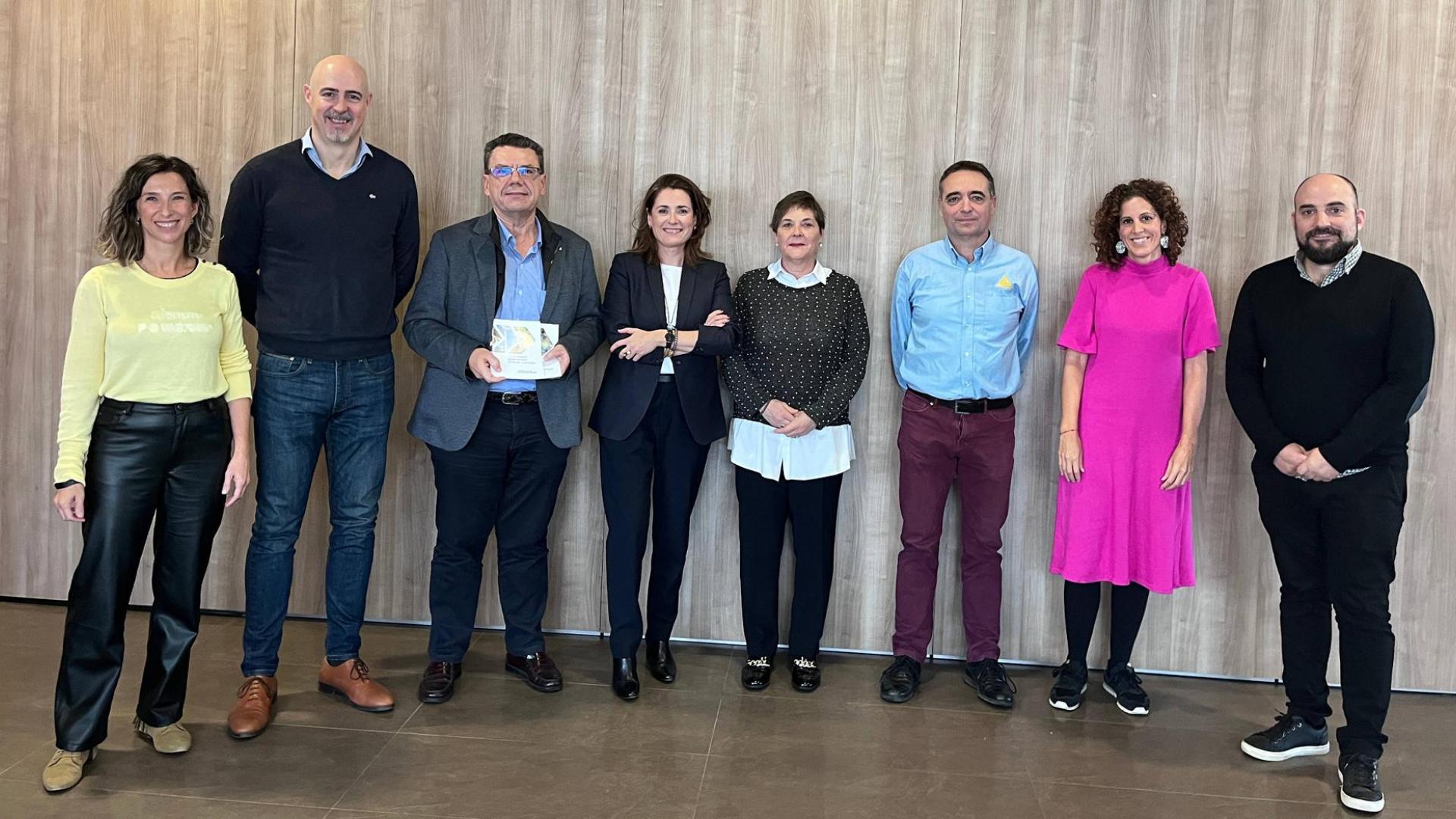 Desde la izda., Olga García, del Consorcio; Tomás Antoñana, de Bodegas Inurrieta; Miguel Ugalde; Berta Anaut, Beripan y presidenta de Aezmna; Rosi Domingos, presidenta del Consorcio de Desarrollo de la Zona Media; Ignacio Ezpeleta, GKN Driveline Automotive; María Iturria, asistencia técnica; y Alberto Sarnago, embutidos Hortanco.
