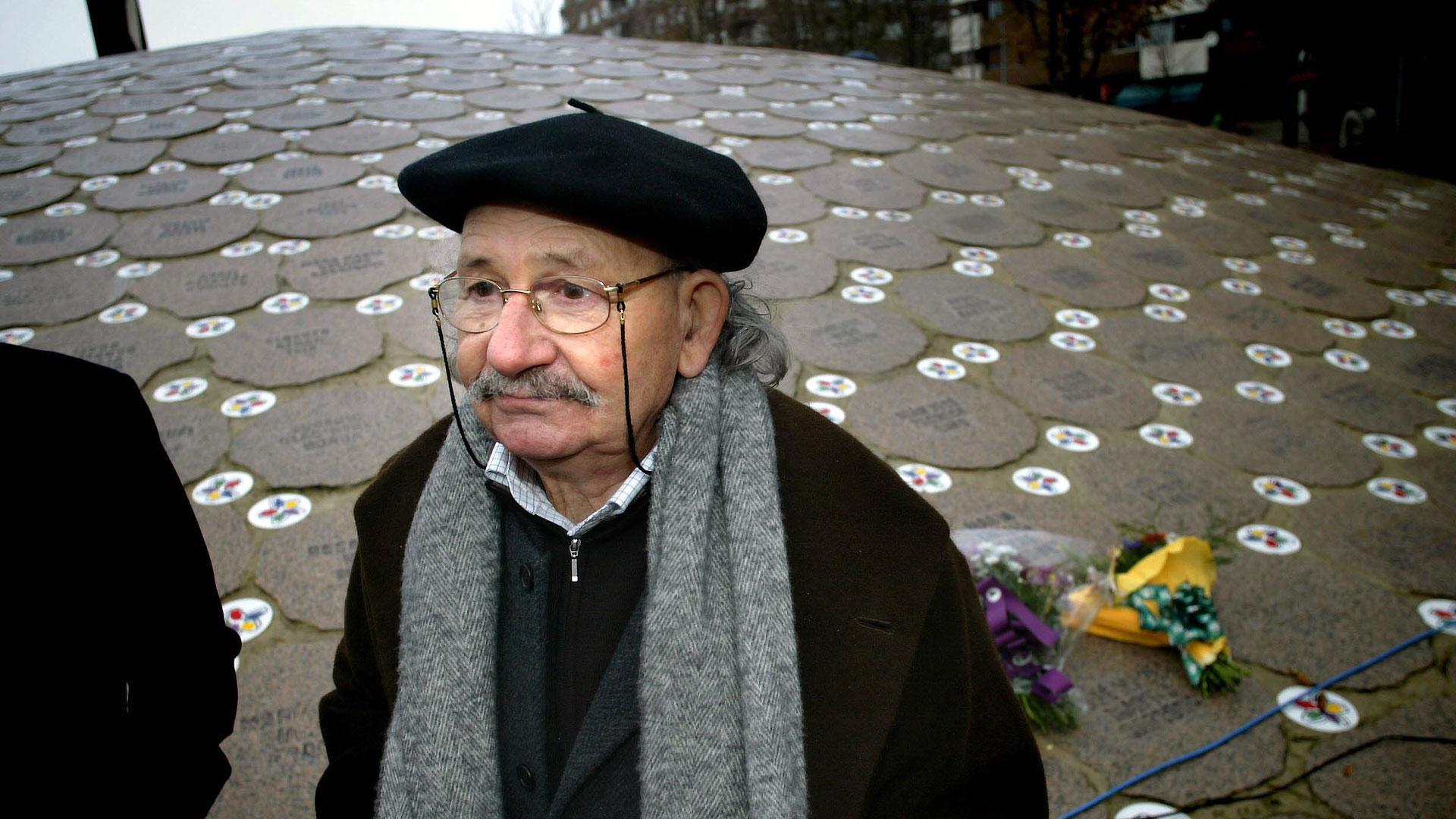 El escultor vasco Agustín Ibarrola fue homenajeado por Covite, Colectivo de Víctimas del Terrorismo en diciembre de 2005